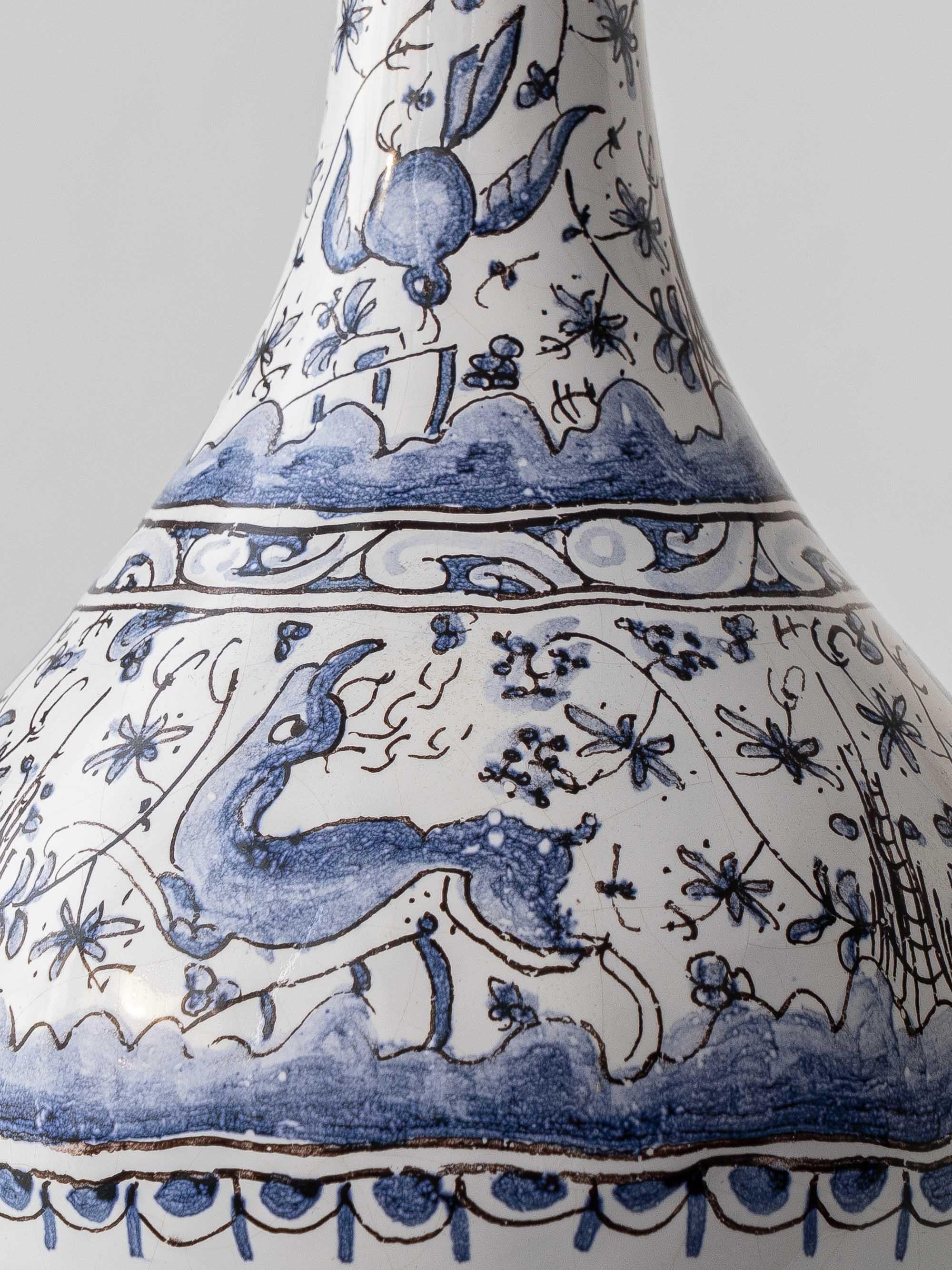Fait main Lampe de table portugaise en céramique bleue et blanche avec motifs d'animaux peints à la main en vente