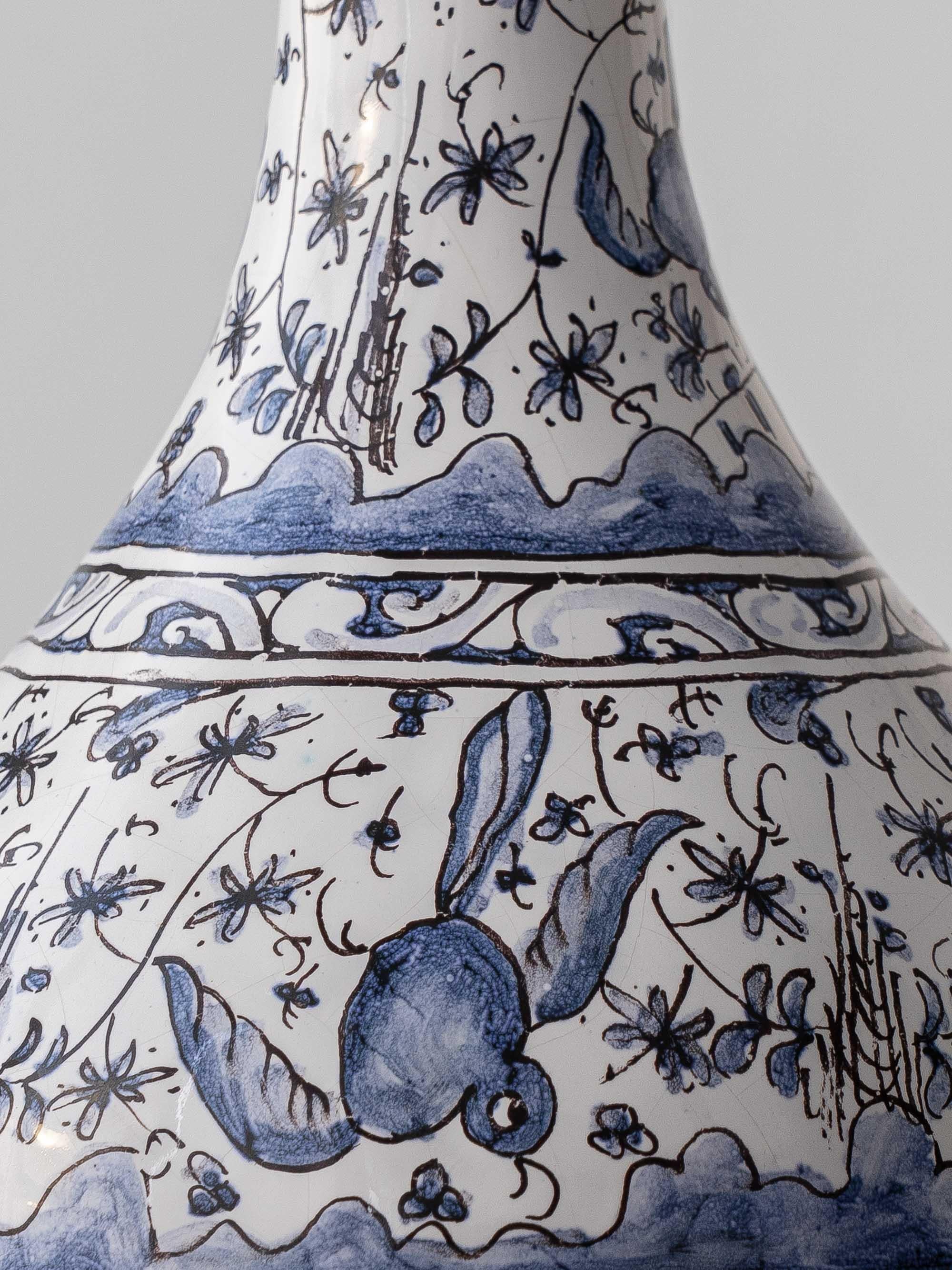 Lampe de table portugaise en céramique bleue et blanche avec motifs d'animaux peints à la main Bon état - En vente à AMSTERDAM, NL