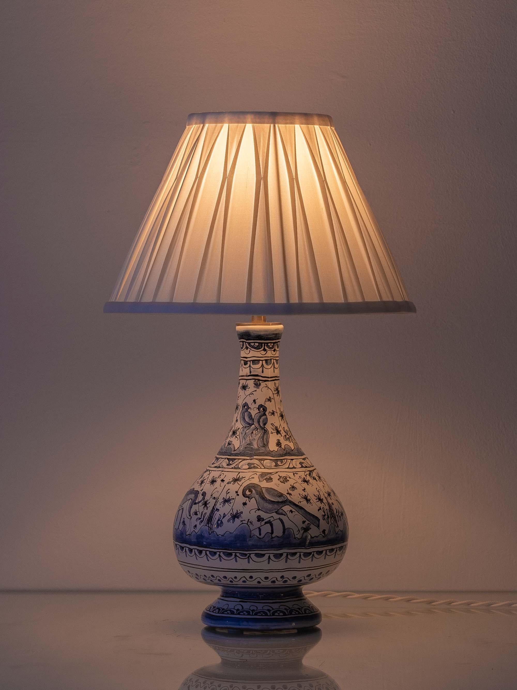 20ième siècle Lampe de table portugaise en céramique bleue et blanche avec motifs d'animaux peints à la main en vente