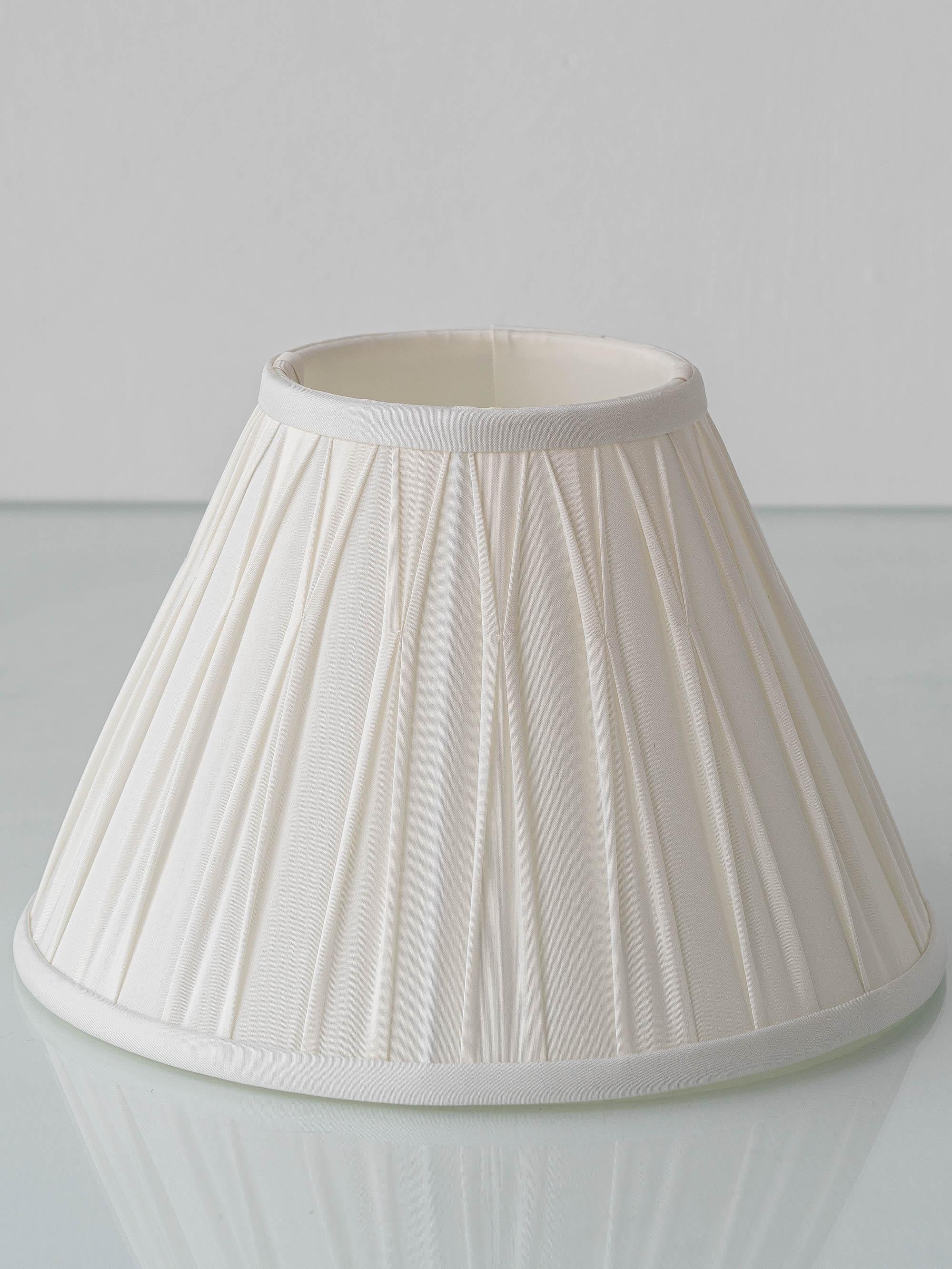 Laiton Lampe de table portugaise en céramique bleue et blanche avec motifs d'animaux peints à la main en vente