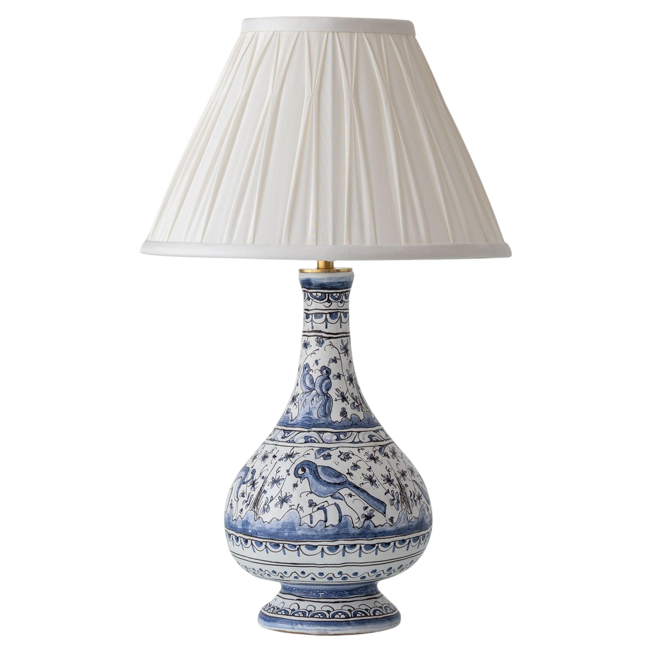 Lampe de table portugaise en céramique bleue et blanche avec motifs d'animaux peints à la main en vente