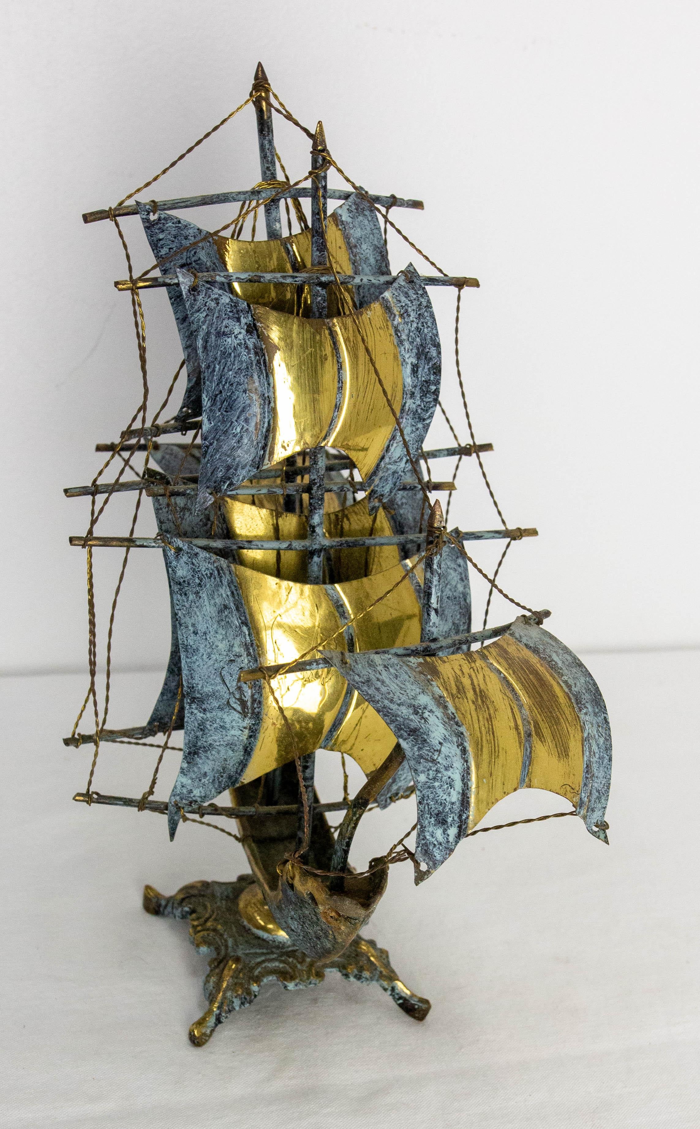 Little brass  fregate named Portugal.
Portugal's wealth was made in the 17th and 18th centuries by the many sailing ships that crossed the world. That's why this boat is so representative of Portugal.
This model is made entirely of brass. The two