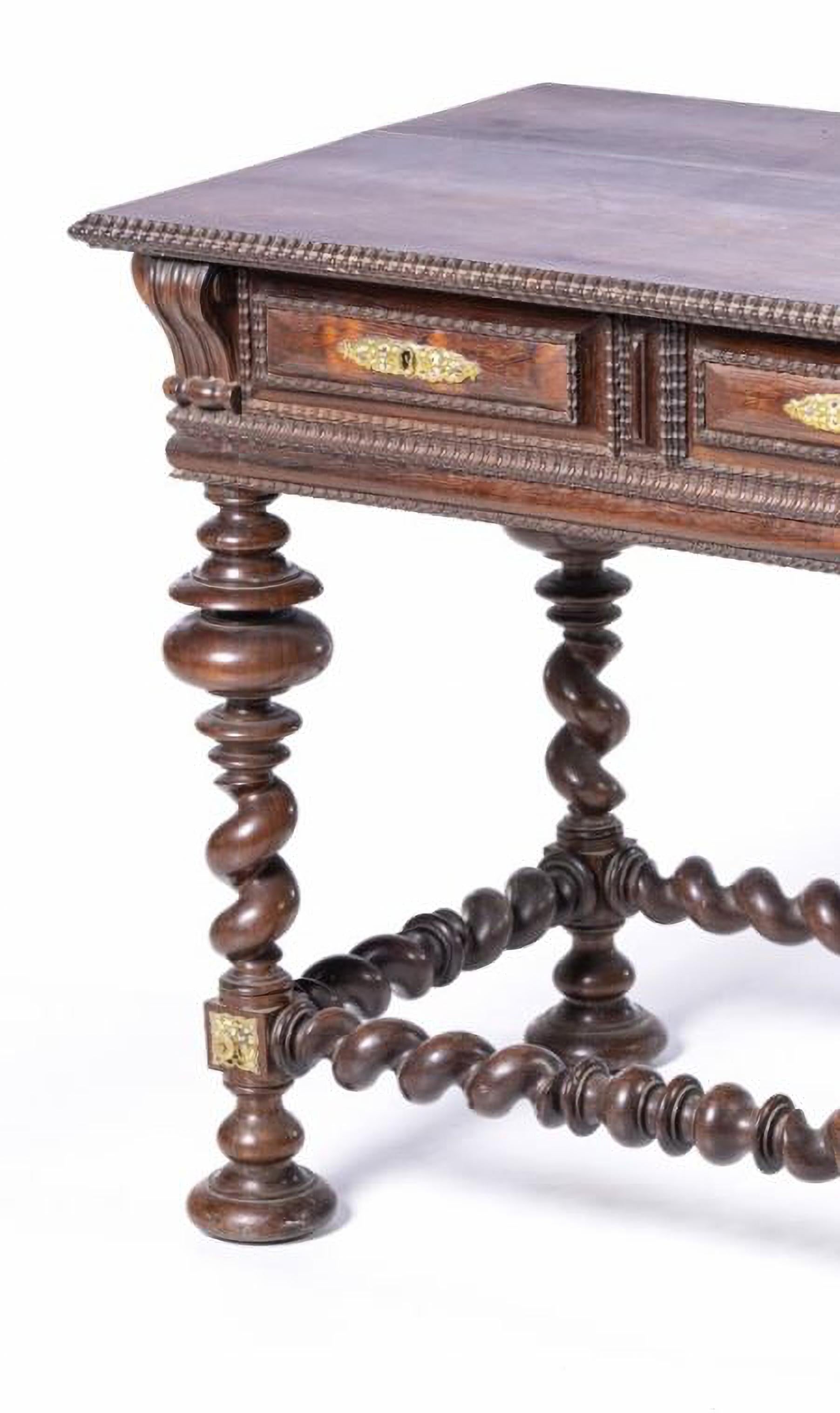 SMALL PORTUGUESE BUFFET 19th Century in Rosewood 

in rosewood wood, shaky friezes, turned legs and beams, bronze fittings. 
Dim.: 60 x 69 x 46 cm.
Good condition