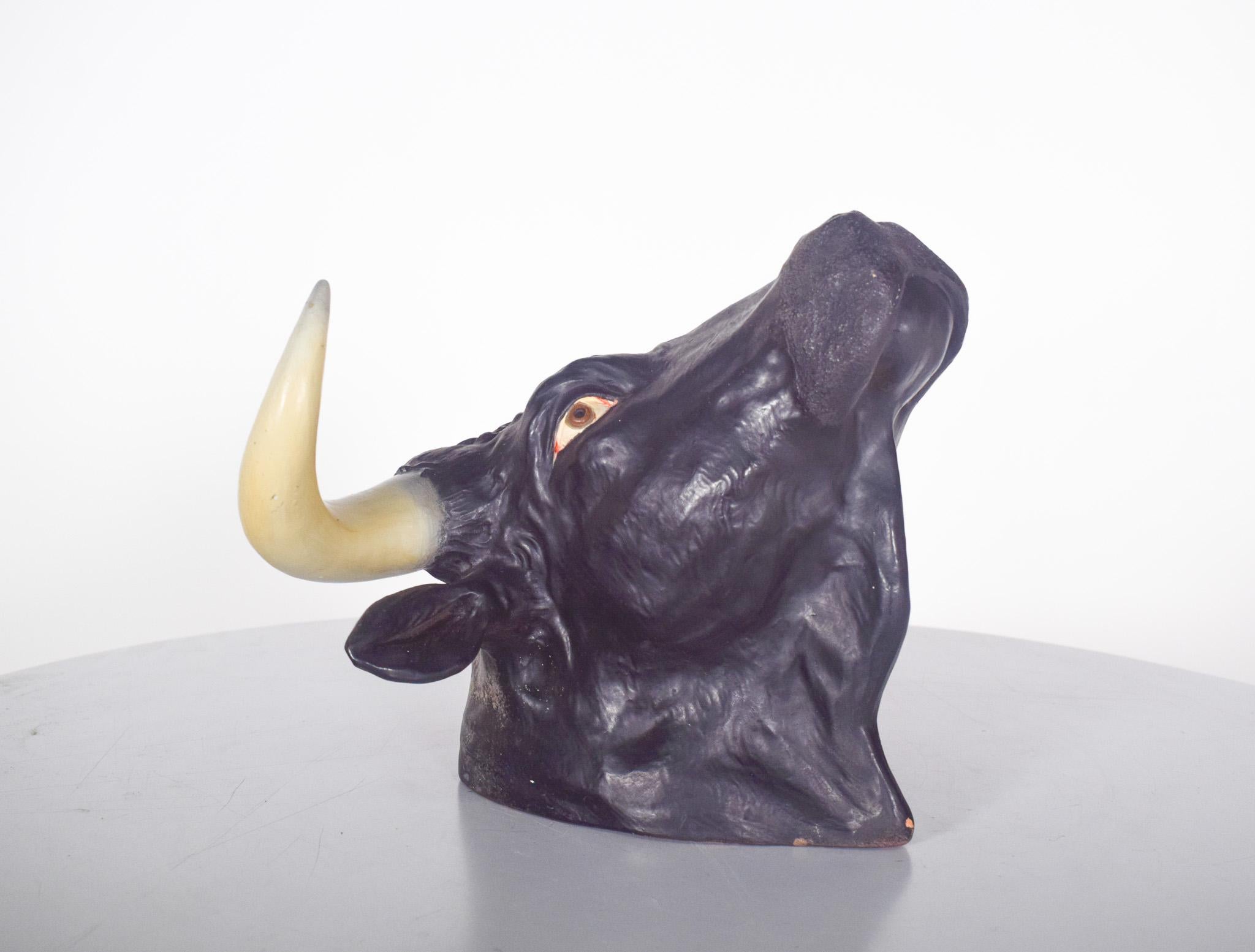 Testa di toro, in maiolica di Caldas. Decorato in nero, con corna color avorio e occhi marroni, per un contrasto sorprendente. Gli occhi hanno una lucentezza dorata che conferisce loro uno sguardo intenso ed espressivo. La texture dettagliata della