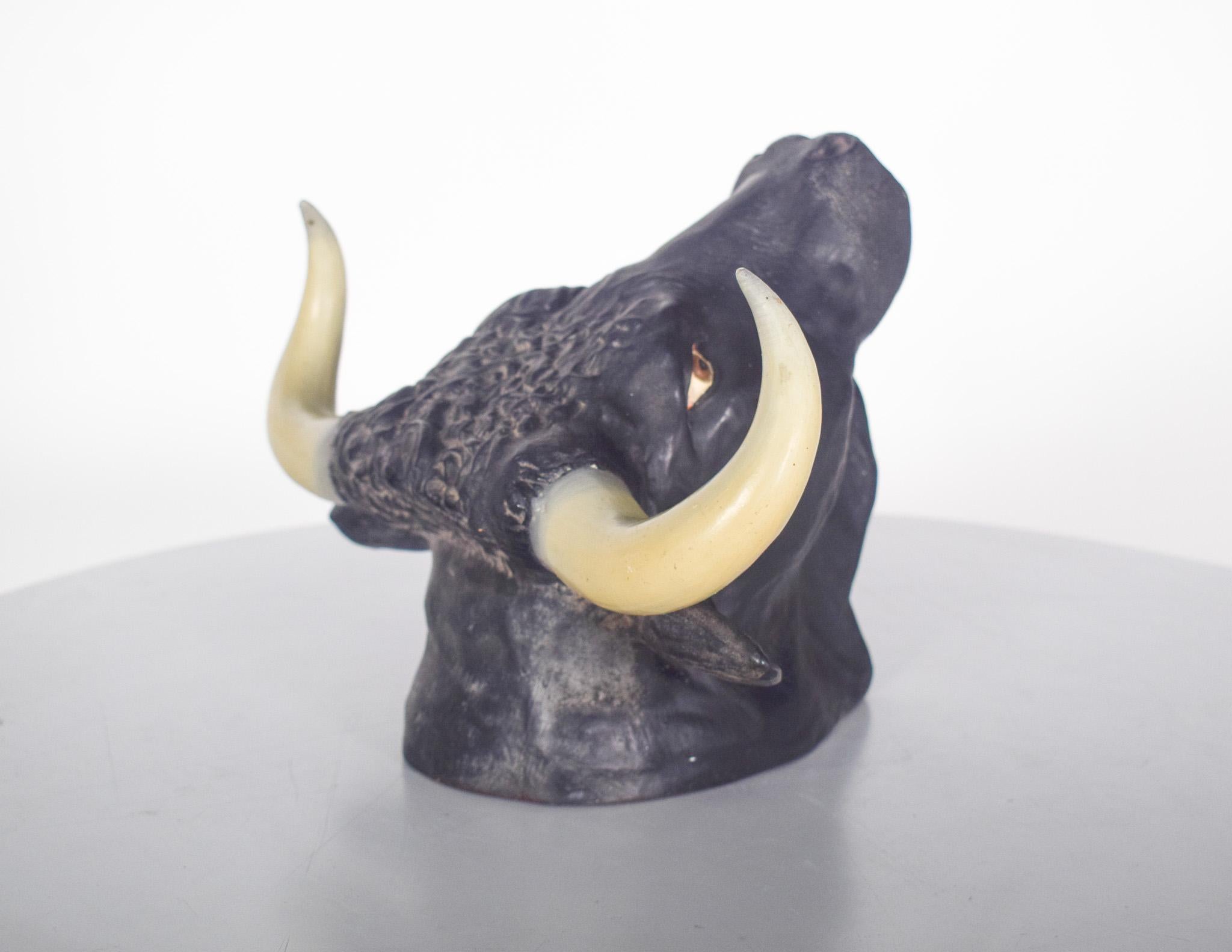 Mid-Century moderno Testa di toro portoghese in maiolica di Caldas in vendita