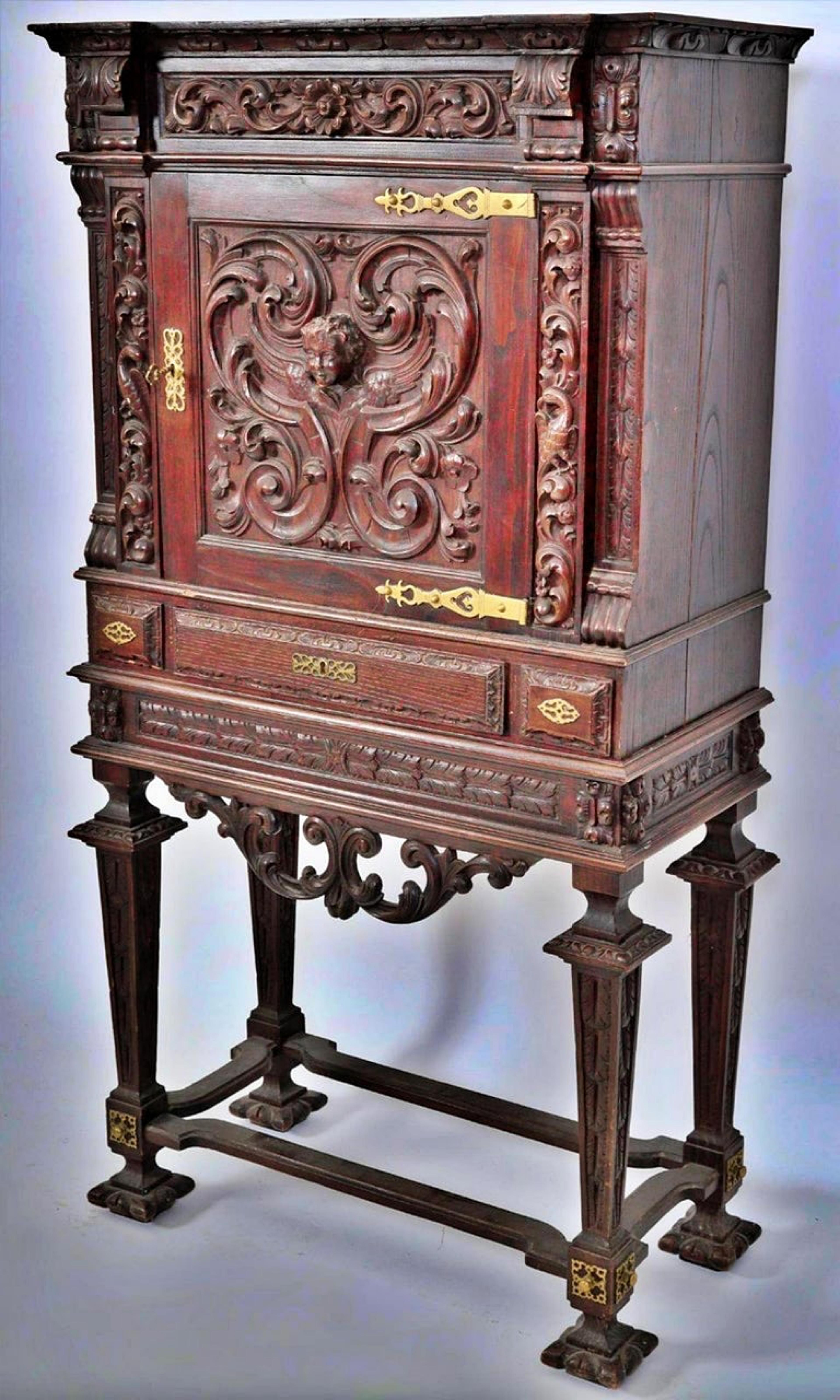 Cabinet

To the renaissance taste
Walnut with carvings
Architecturally shaped with one door and three drawers, interior with shelf, yellow metal hardware, decoration with floral scrolls and busts
Portuguese
End of century XIX

Dimensions: - 150 x 81