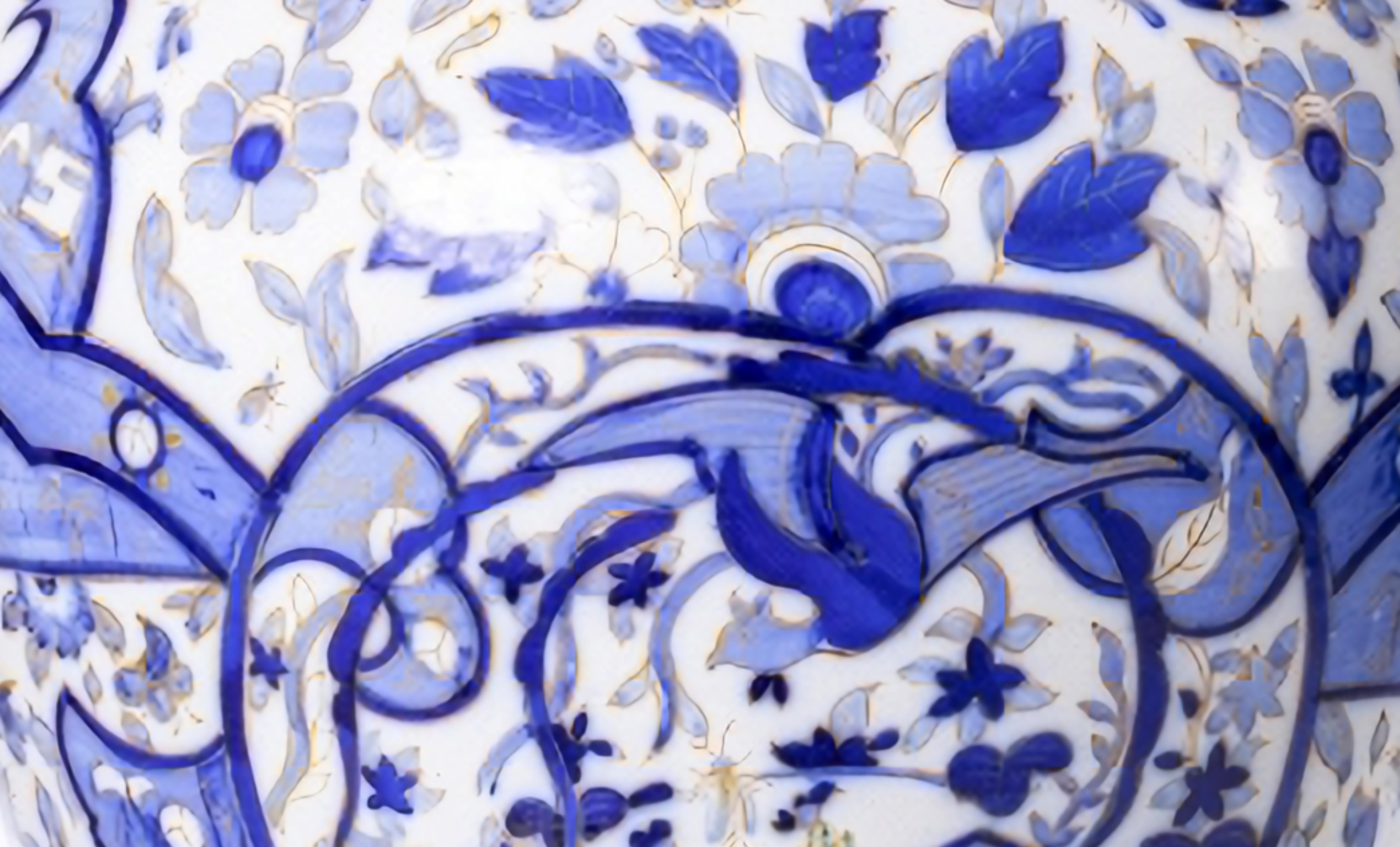 CACHE-POT PORTUGAIS AVEC COLONNE EN FAÏENCE
du 19ème siècle. 
Décoration dans les tons bleus et jaunes avec une abondante décoration de plantes, d'oiseaux et d'insectes, dans le style oriental.
Petits défauts.
Hauteur : (totale) 110 cm