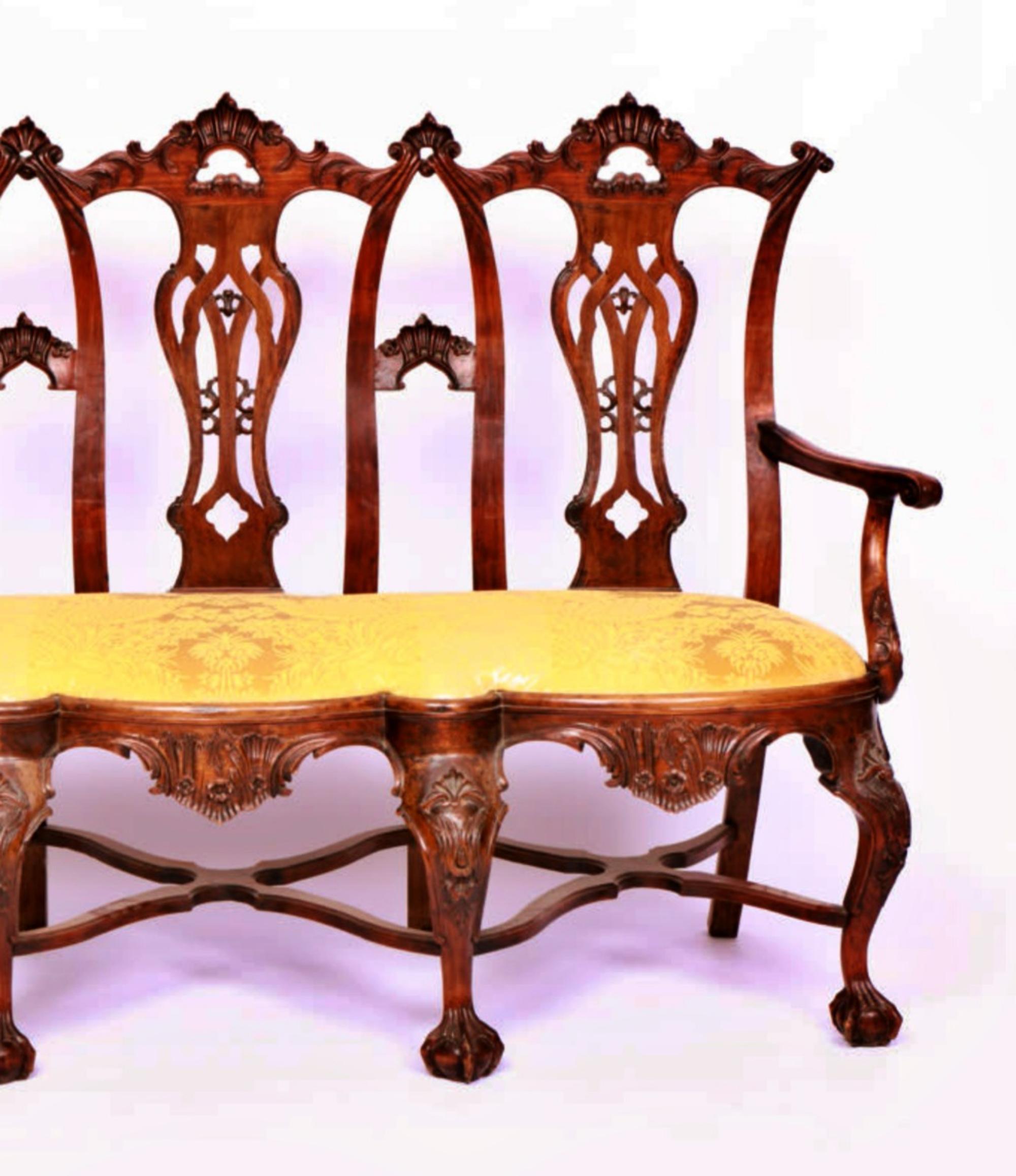 CANAPE
D. João V style, in walnut with carvings, cut and pierced back, claw and ball feet, damask upholstered seat. 
19th century. Small defects.
Dim: 117x177x56 cm.
Good condition.