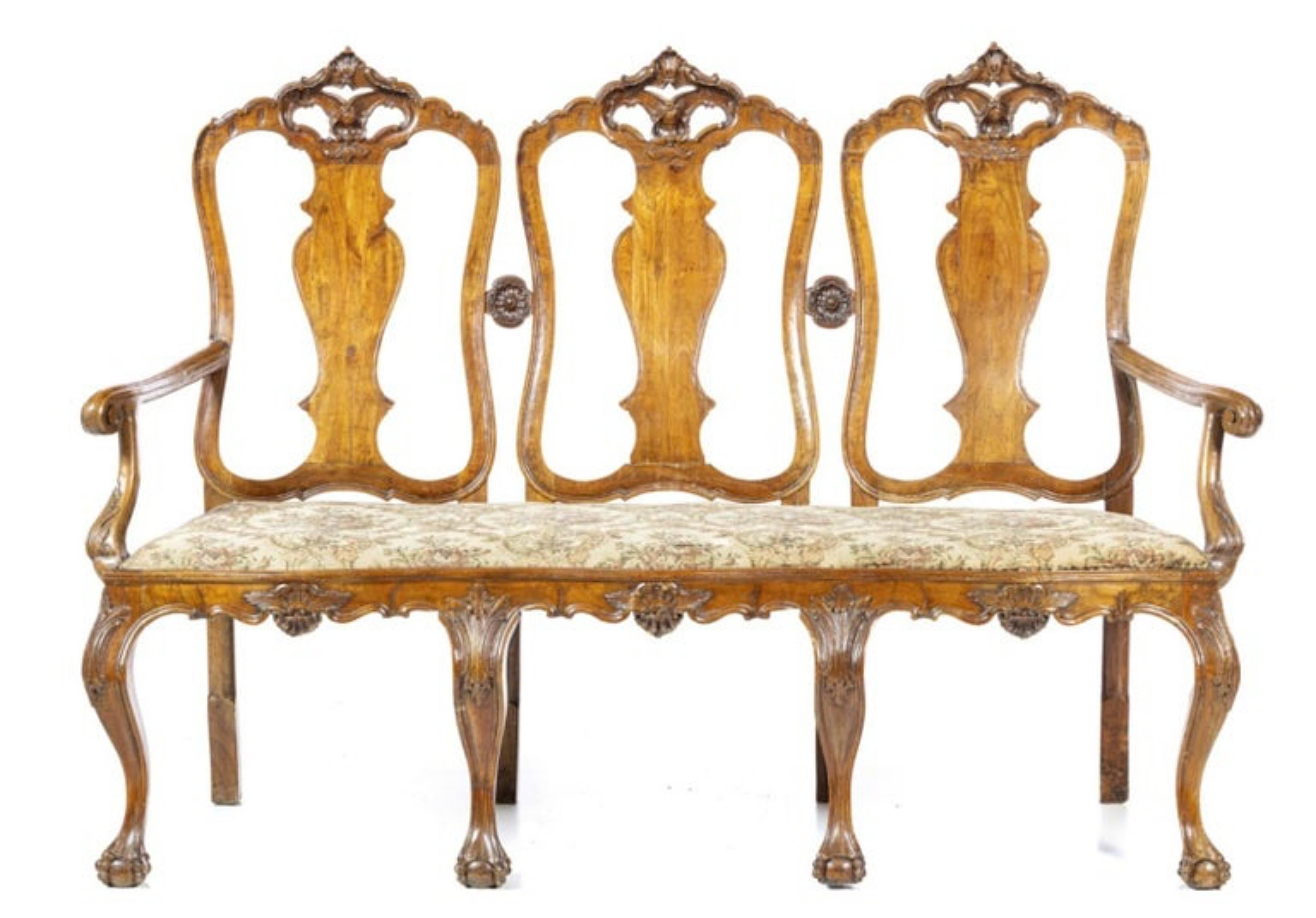 PORTUGUESE CANAPÉ D. JOÃO V

of the 18th Century 
in carved walnut wood.
Upholstered seat.
Dim.: 110 x 151 x 49 cm.
good conditions.