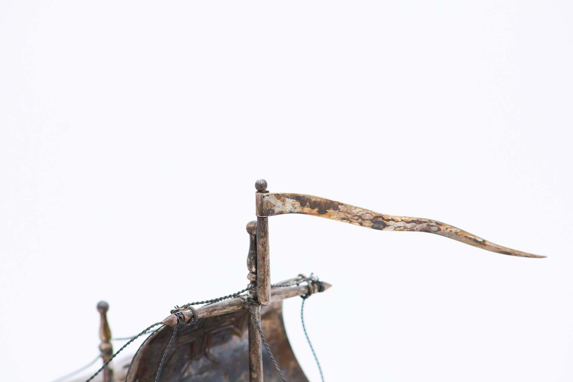 Portuguese caravel in profusely defined silver and set on a wooden base In Good Condition For Sale In Porto, PT