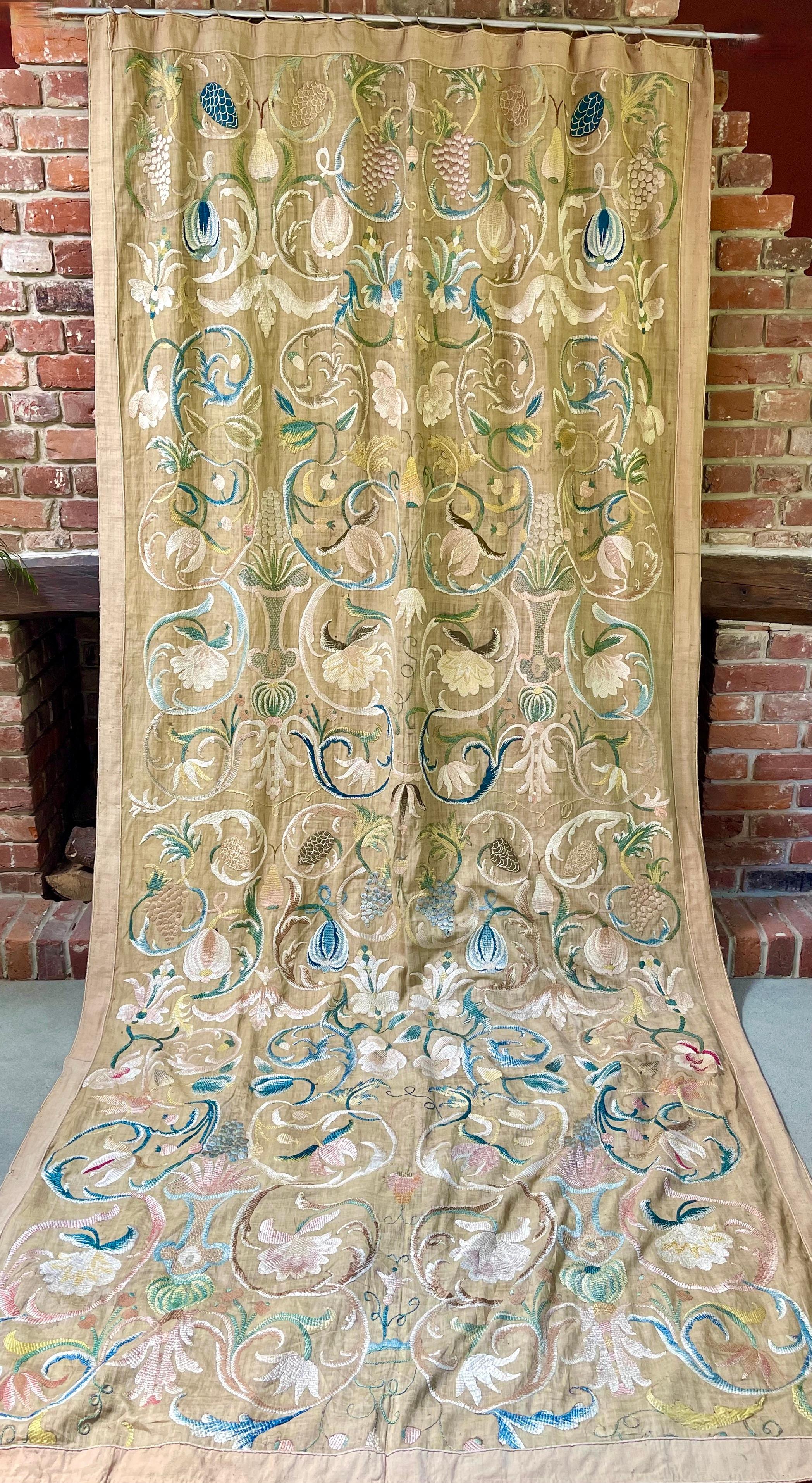 

Rare et exquis panneau brodé Castelo Branco

 Portugais et datant du 18ème siècle

Broderie de soie sur fond de lin naturel, doublée d'un coton tissé à la main.

 Cette doublure peut être facilement détachée car elle n'est jointe que le long du