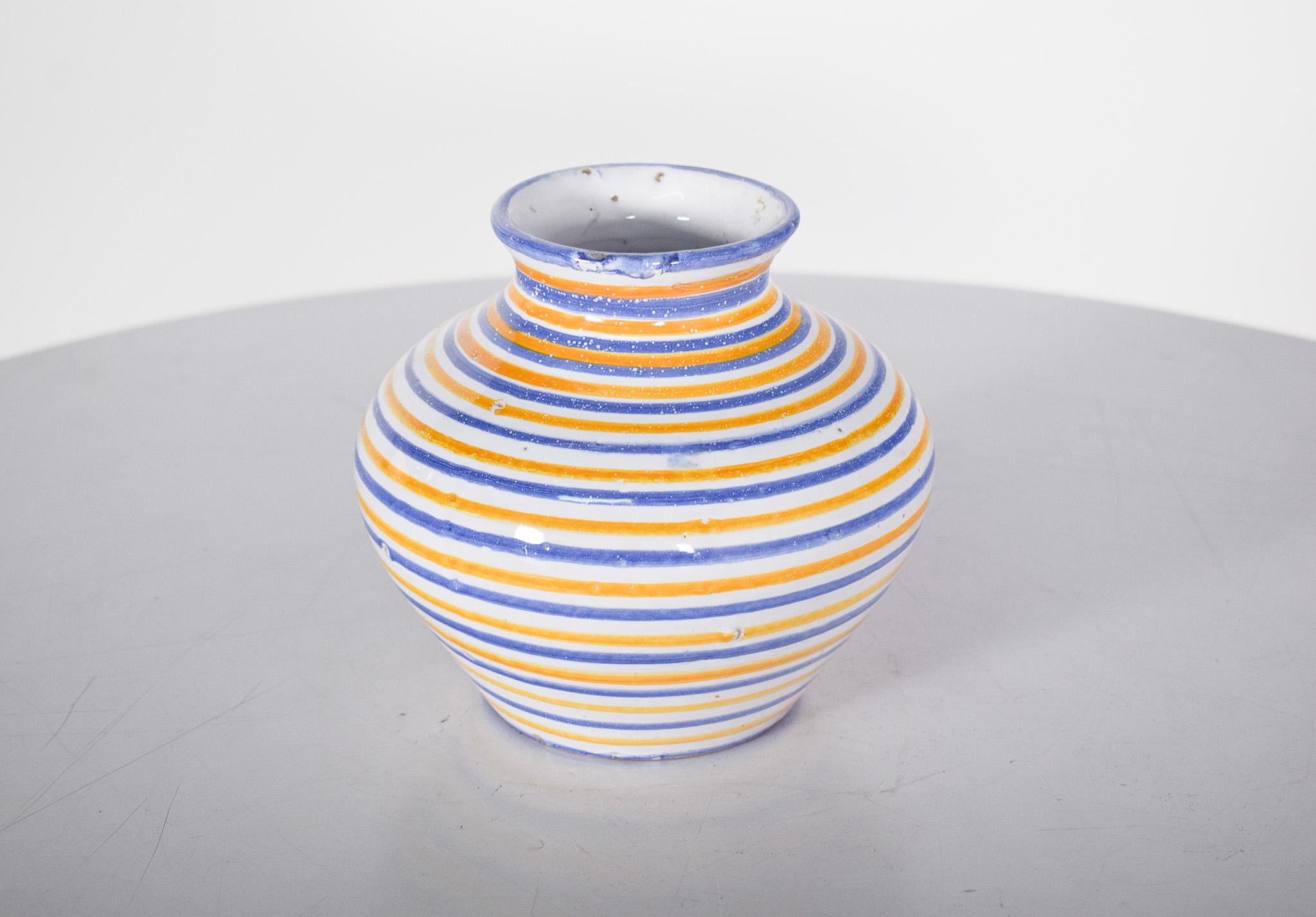 Vase en céramique C. Vieira, S. Miguel, Açores. Il a une forme arrondie avec une base étroite, un corps large et une petite ouverture. La décoration est simple et typique de la région, avec des bandes horizontales peintes à la main en bleu et jaune,