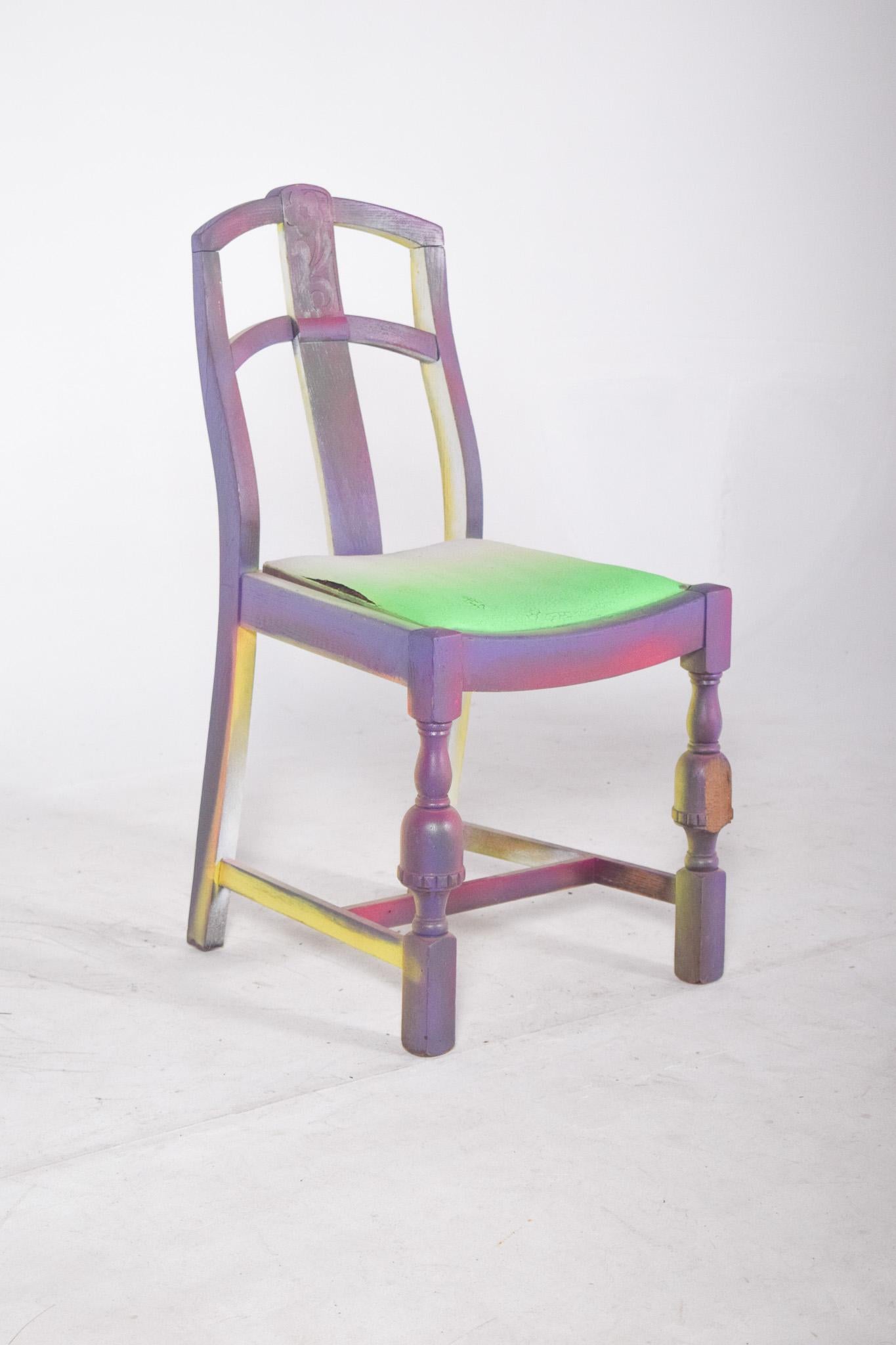 Chaise peinte. Transformé par une intervention artistique contemporaine. La pièce, inspirée du classicisme avec un dossier découpé et des pieds en cabriolet, a été entièrement peinte dans des tons vibrants de vert fluorescent, avec des détails en