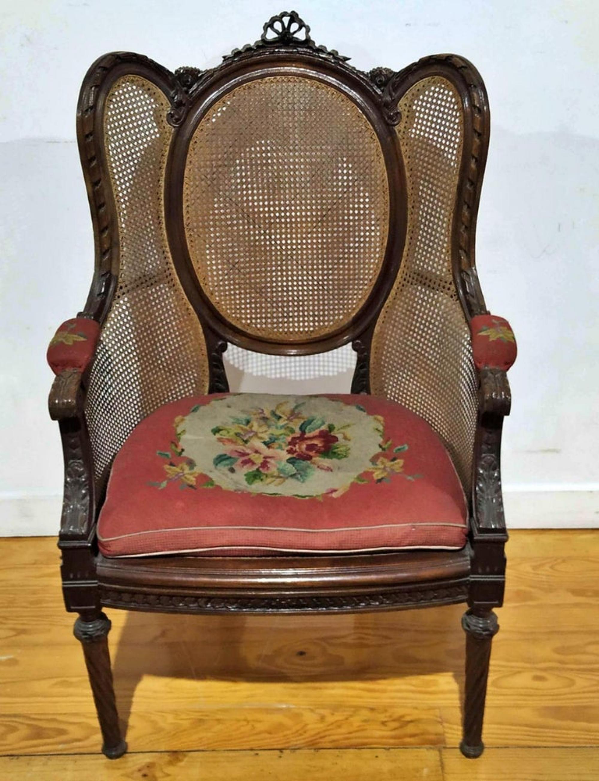 CHAISE PORTUGAISE STYLE LOUIS XV 19ème siècle

en bois d'acajou sièges, accoudoirs et dossier en paille.
Petits défauts.
Dim. : 113 x 66 x 60 cm.
bonnes conditions