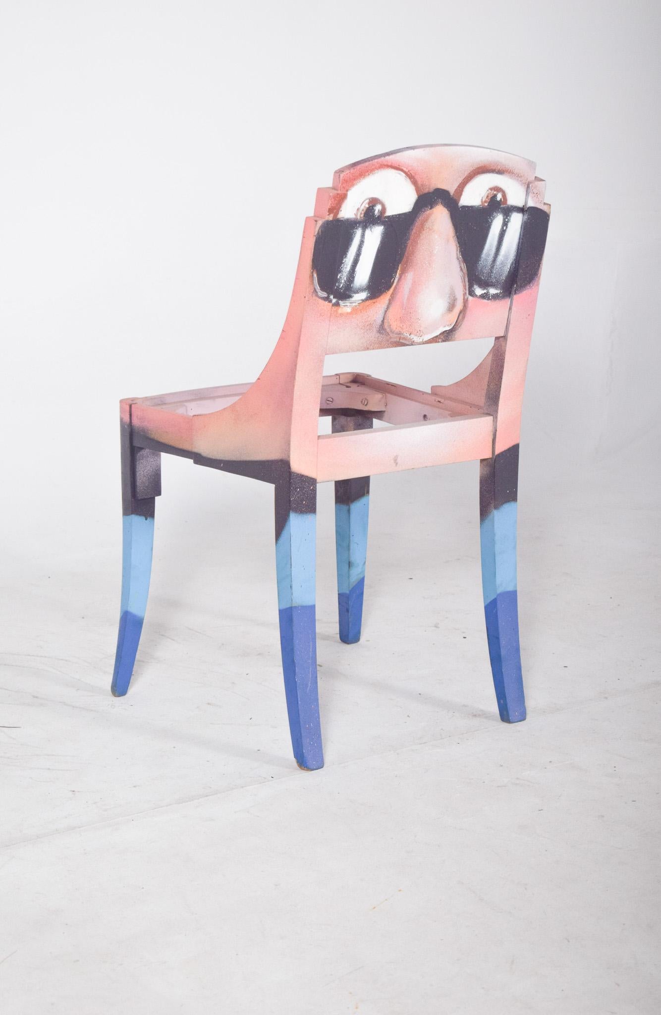 Silla portuguesa transformada en arte urbano por Francisco Camilo Pintado a mano en venta