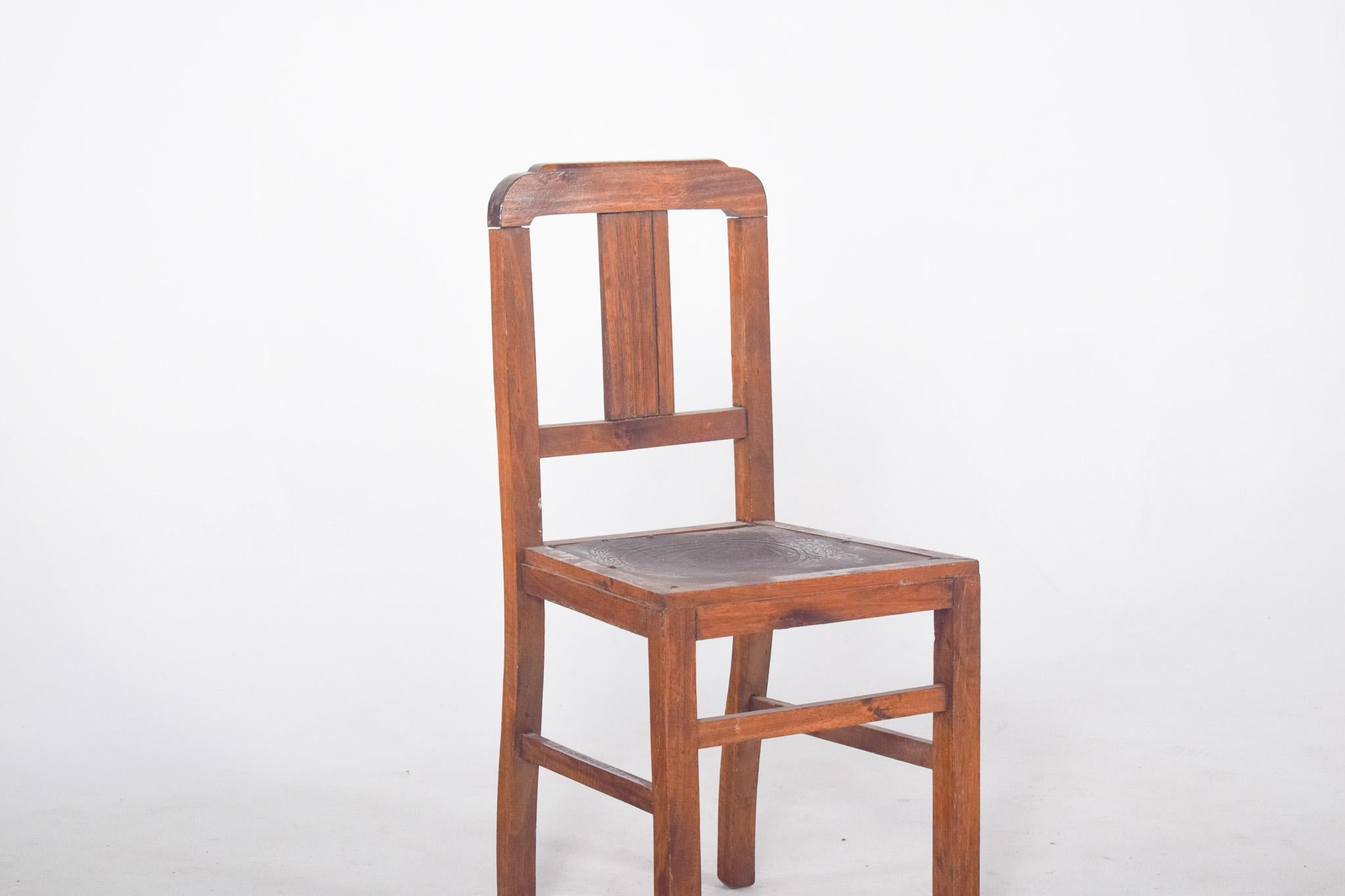 Portuguese Chair with Engraved Leather and Studs In Distressed Condition For Sale In Lisboa, Lisboa