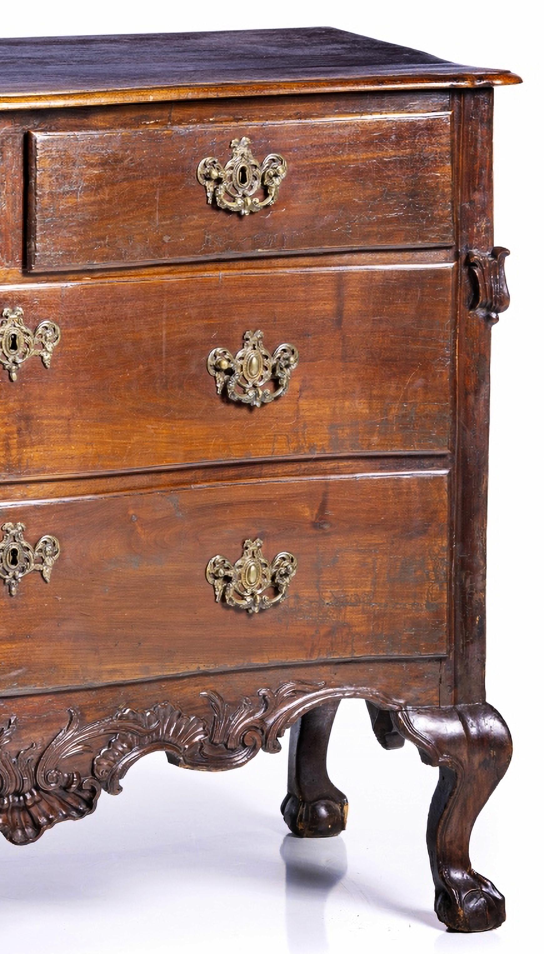 PORTUGUESE CHEST OF DRAWERS 18th Century

in walnut wood with two drawers and two drawers, carved skirts ending in claw and ball feet. Bronze hardware. 
Some defects of the age
Dim.: 94 x 130 x 62 cm
good condition
