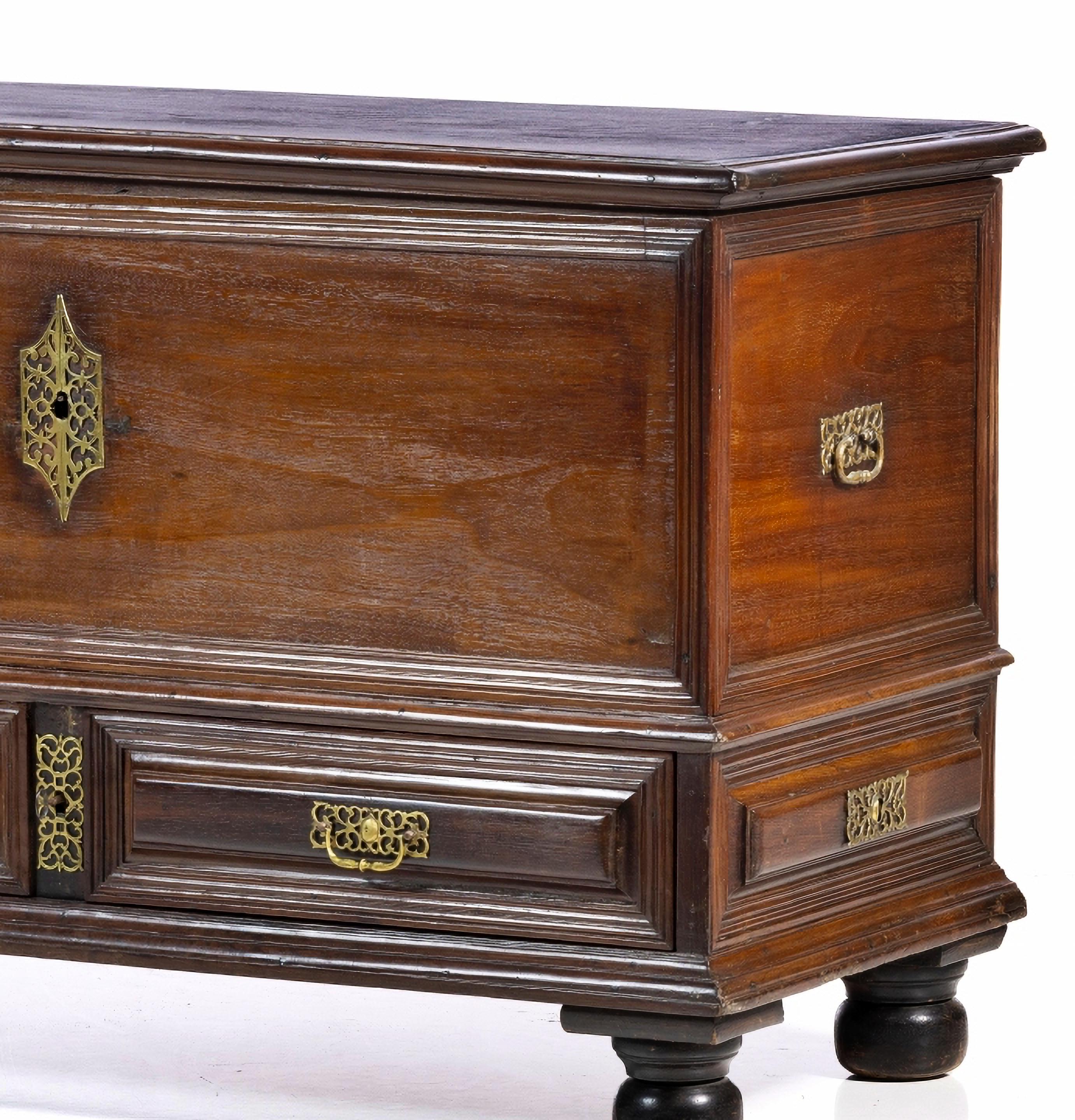 PORTUGUESE CHEST WITH TWO DRAWERS

18th Century
in vignette wood with rosewood frames.
Gold metal hardware.
Dim.: 82 x 122 x 60 cm
good conditions
