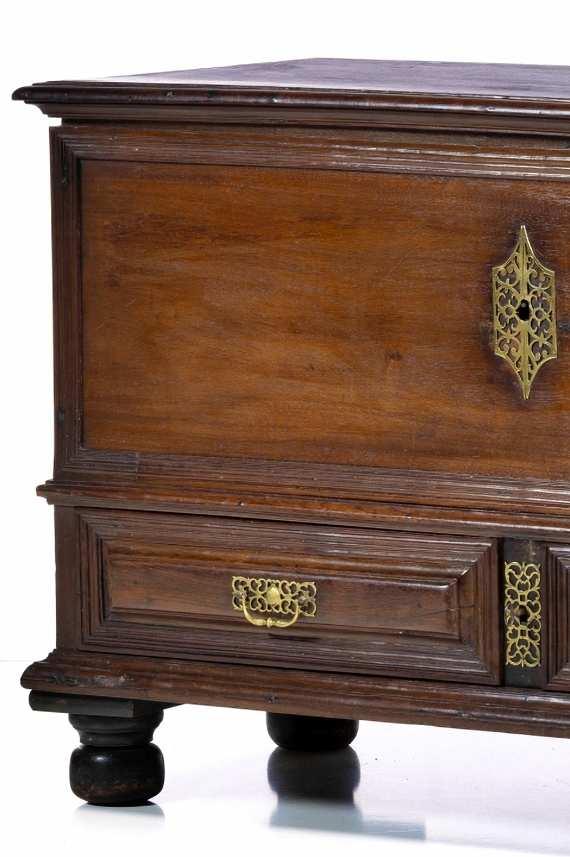 Renaissance Coffre PORTUGUSE AVEC TROIS DRAWERS  18ème siècle en vente