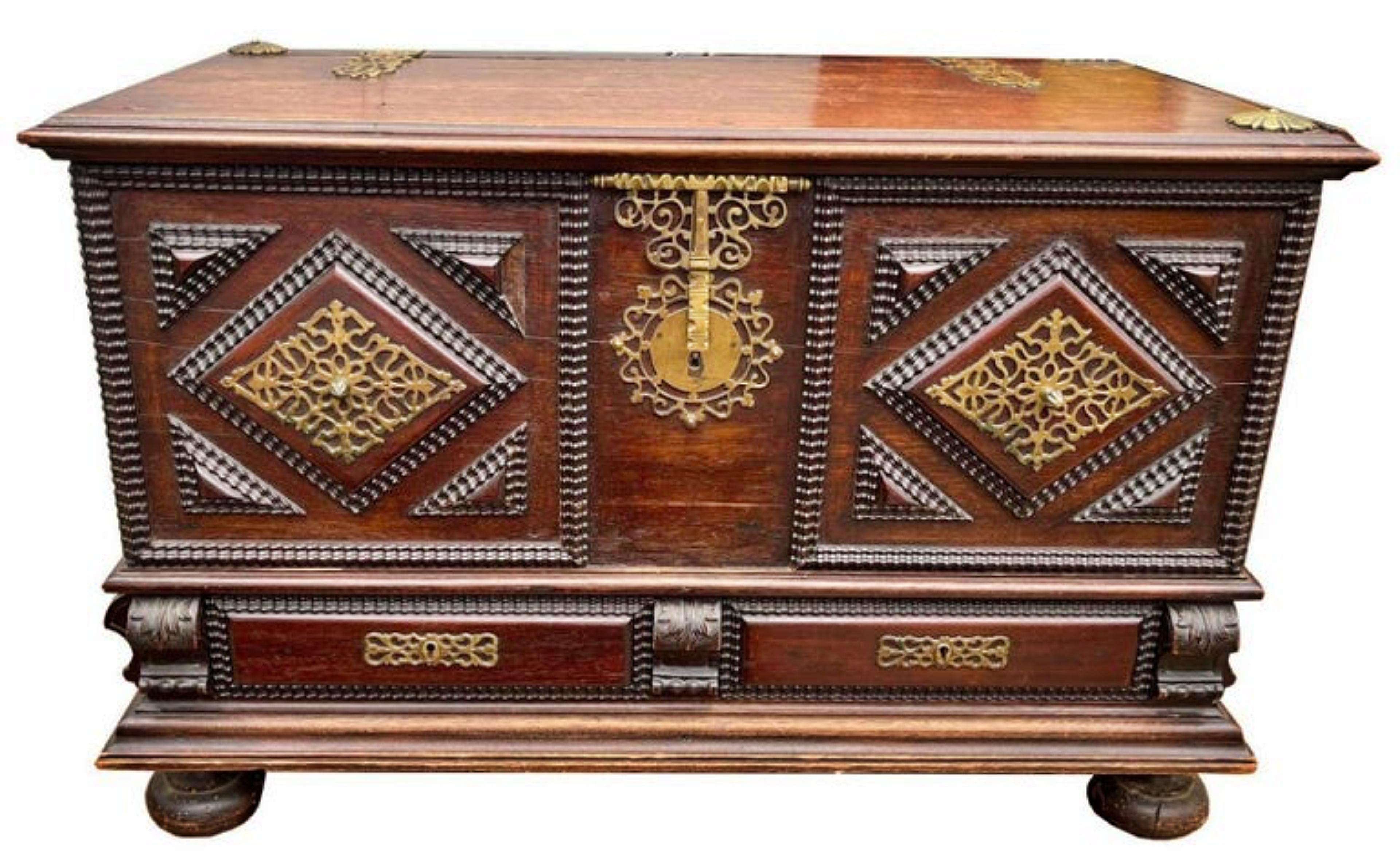Portuguese chest with two drawers 19th century

in mahogany wood, cushions with bands and shimmering friezes in rosewood, bronze mounts in relief, cut and lace. Dimensions: 62 x 93 x 46 cm
good condition.