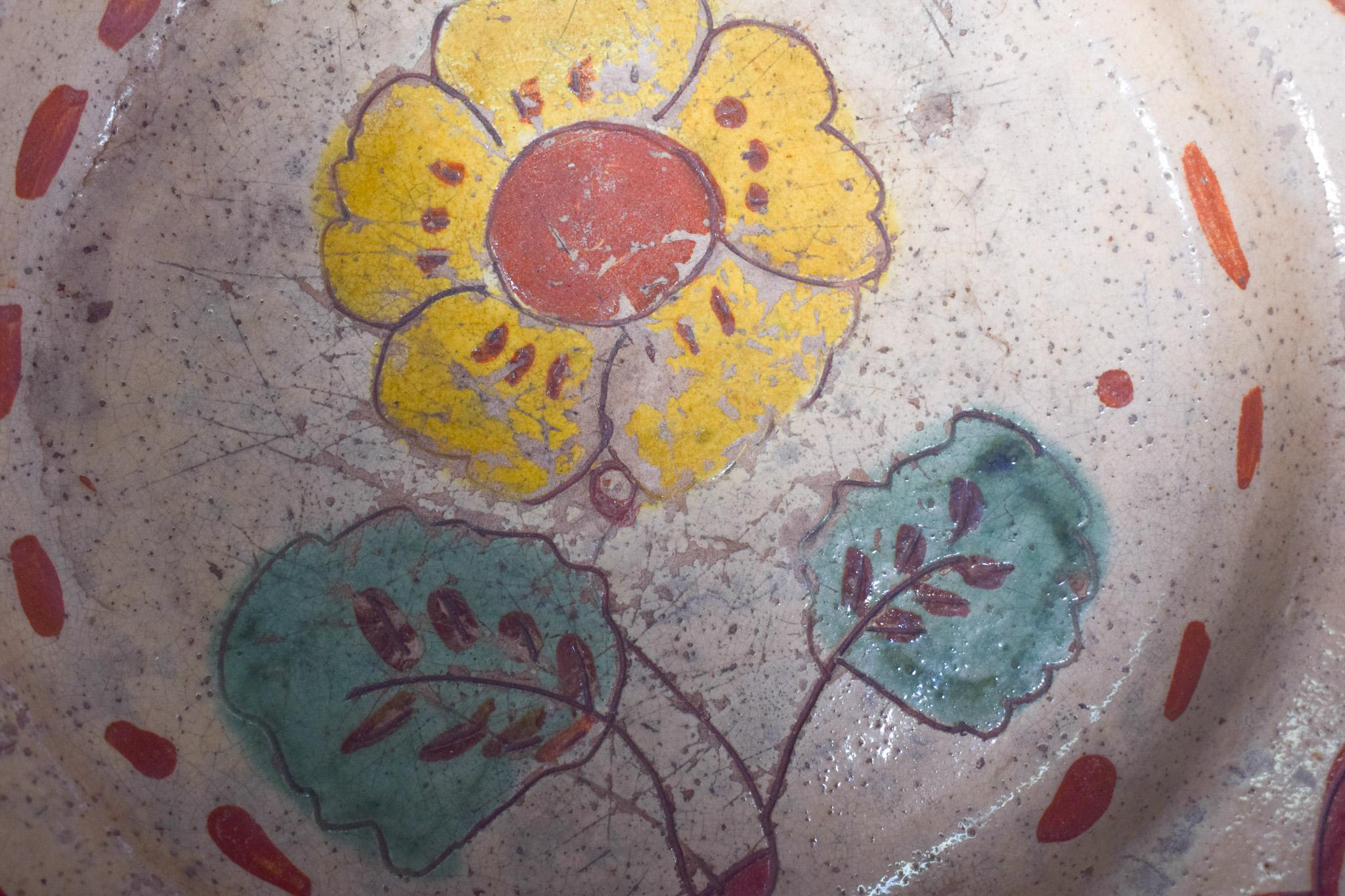 Mid-Century Modern Assiette en argile portugaise peinte et émaillée en vente