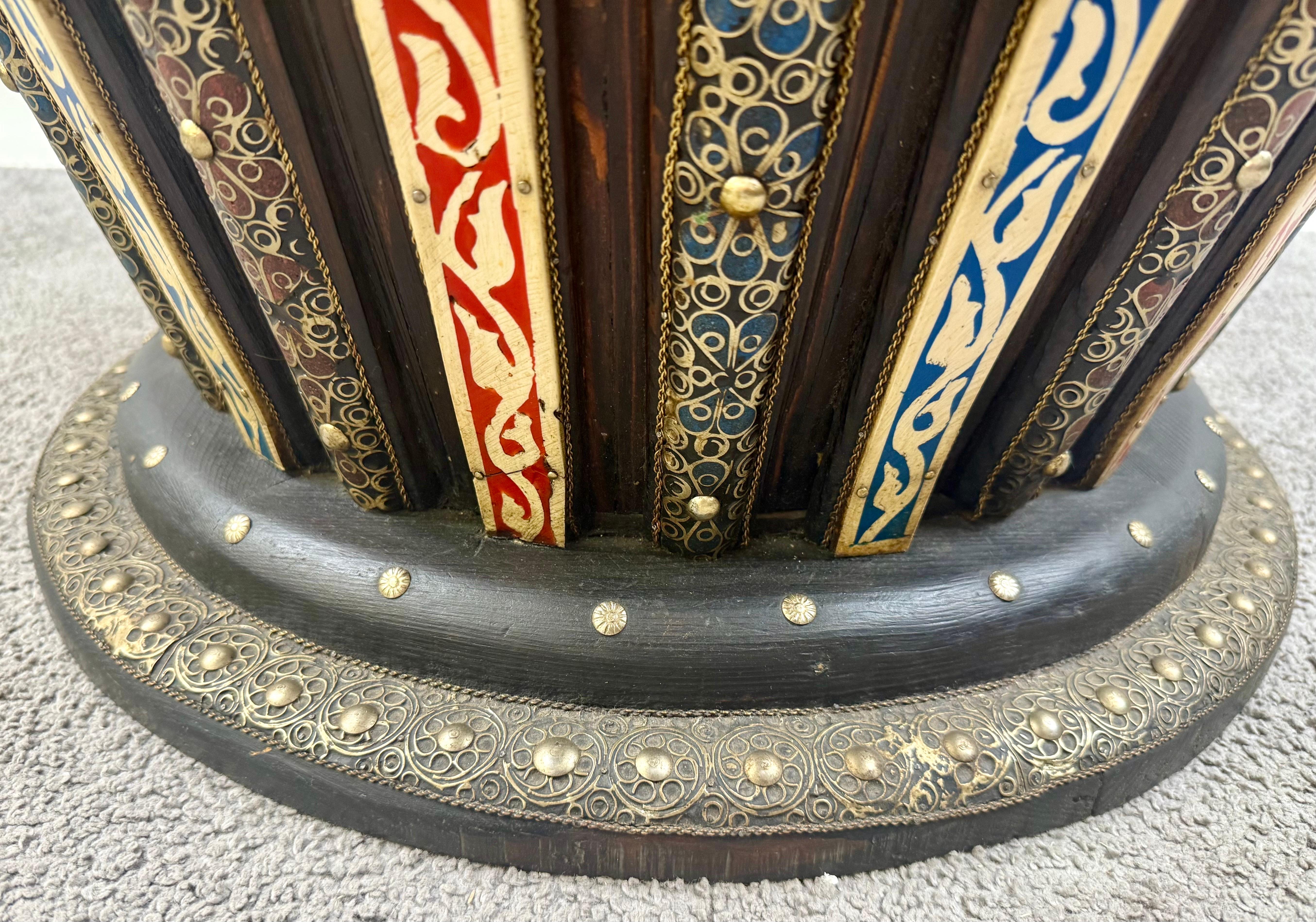 Mesa de centro circular estilo colonial portugués de madera con incrustaciones de filigrana en venta 4