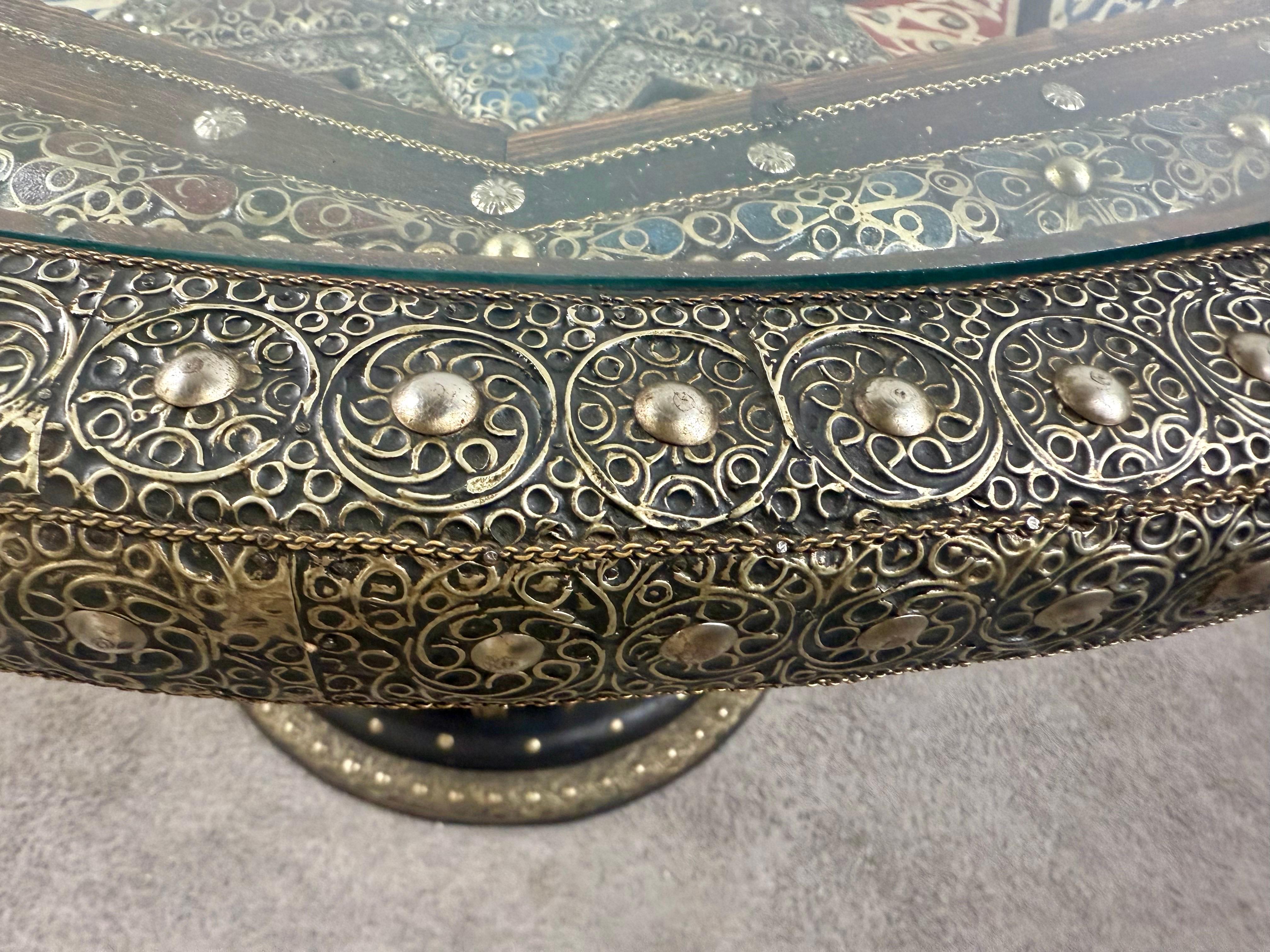 Mesa de centro circular estilo colonial portugués de madera con incrustaciones de filigrana en venta 6