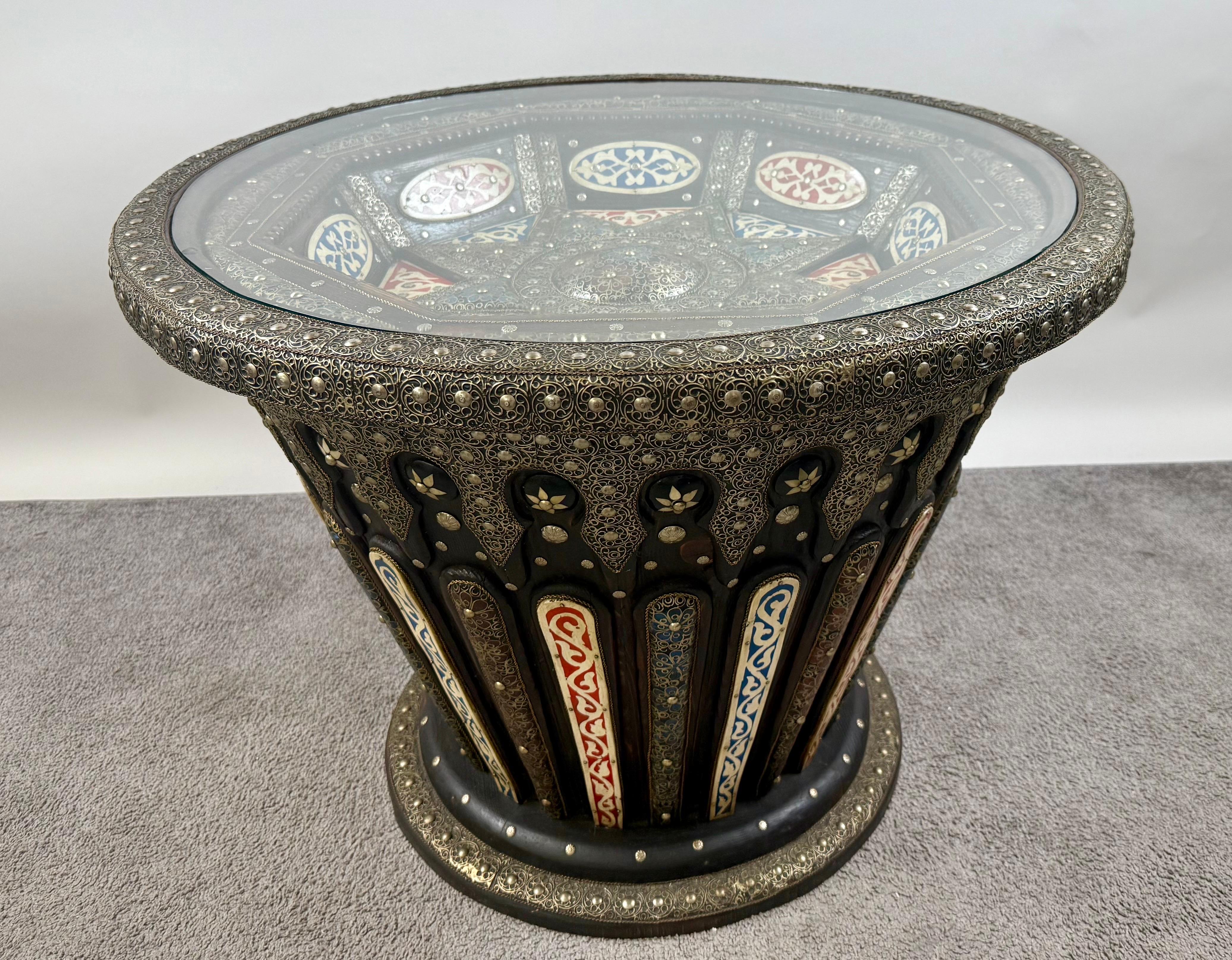 Mesa de centro circular estilo colonial portugués de madera con incrustaciones de filigrana :

Esta cautivadora mesa central es un testimonio magistral de la opulencia y el arte del diseño colonial portugués, donde la forma europea se une a la