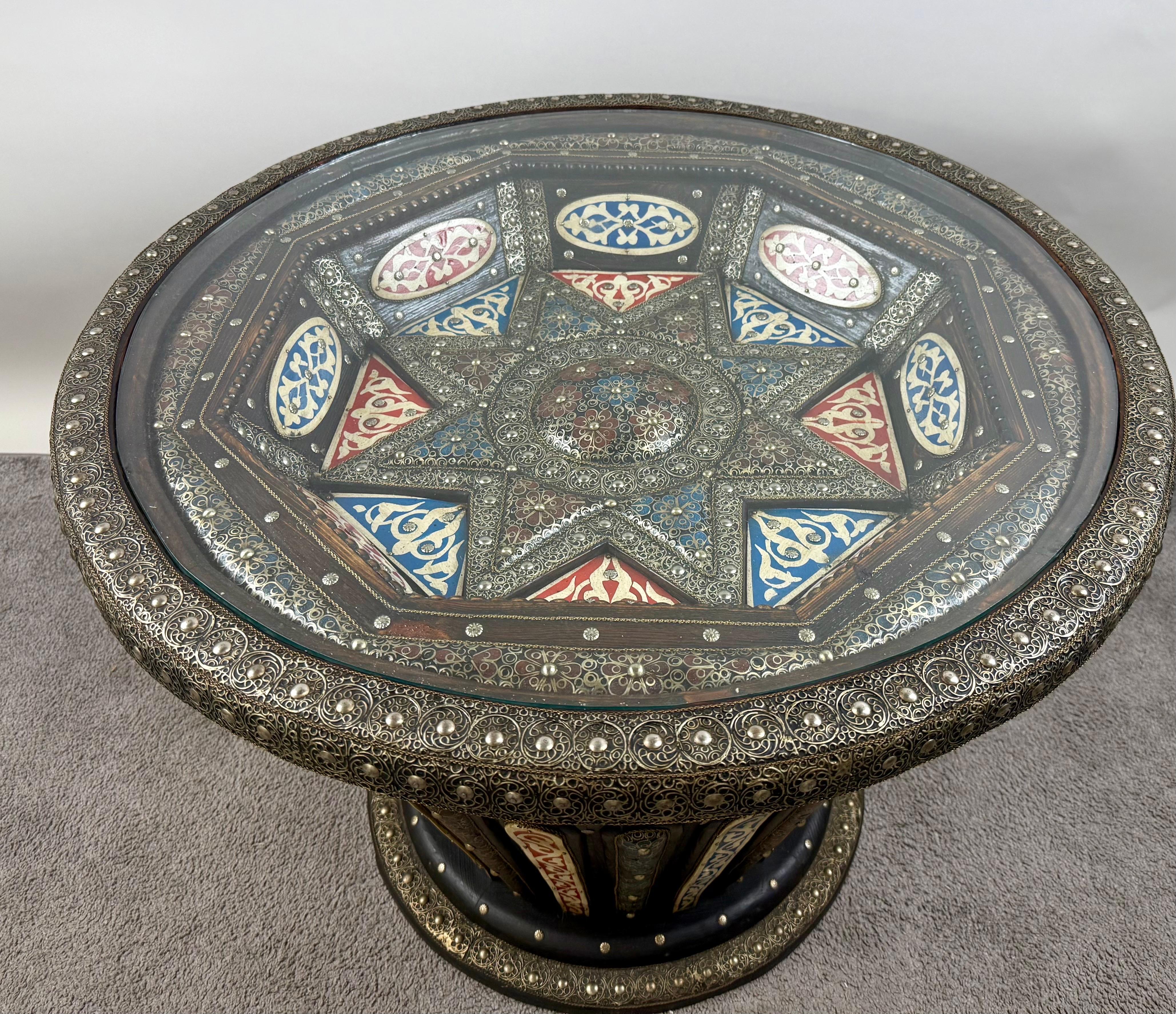 Mesa de centro circular estilo colonial portugués de madera con incrustaciones de filigrana en Bueno estado para la venta en Plainview, NY