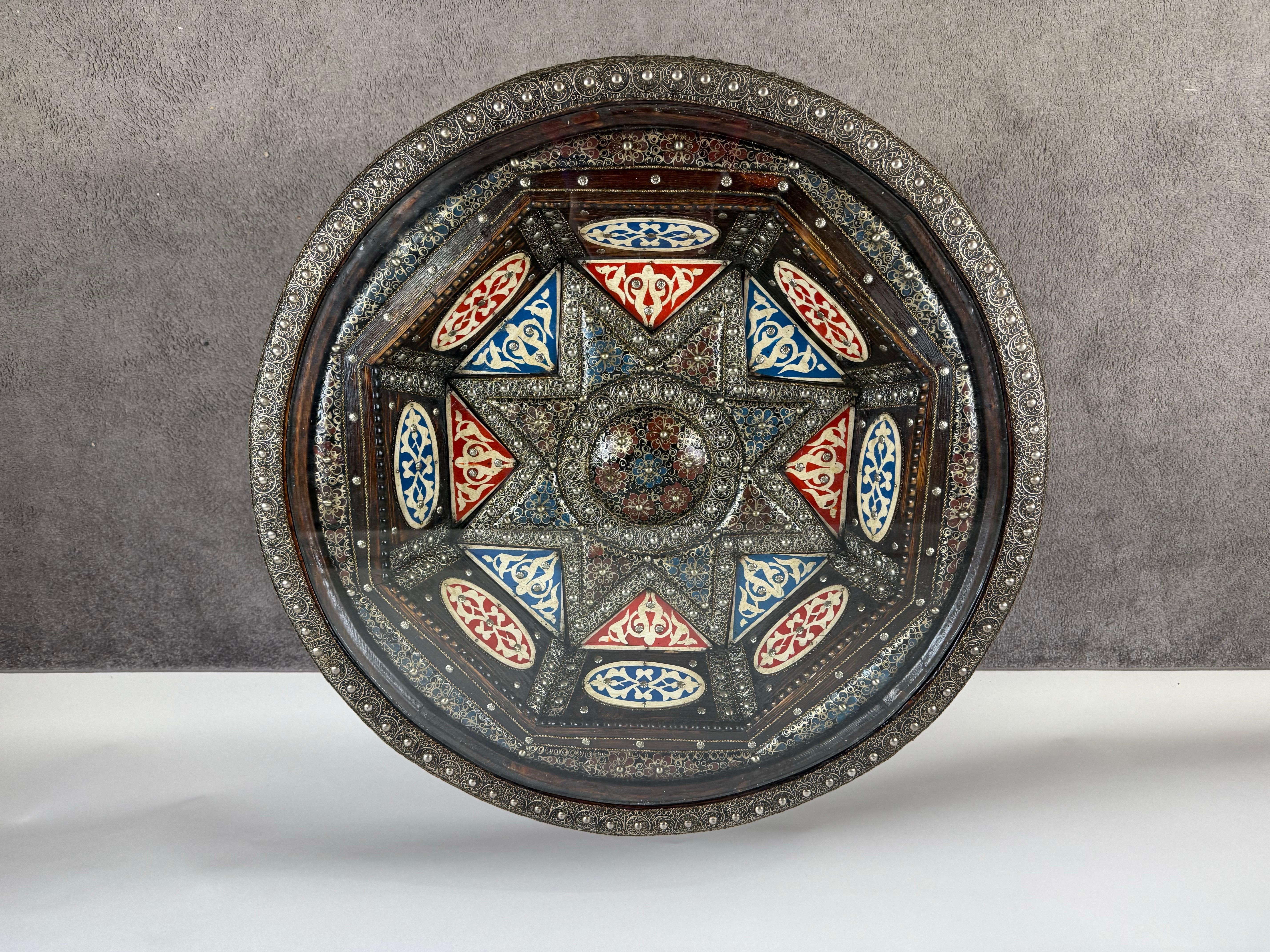 Mesa de centro circular estilo colonial portugués de madera con incrustaciones de filigrana siglo XX en venta