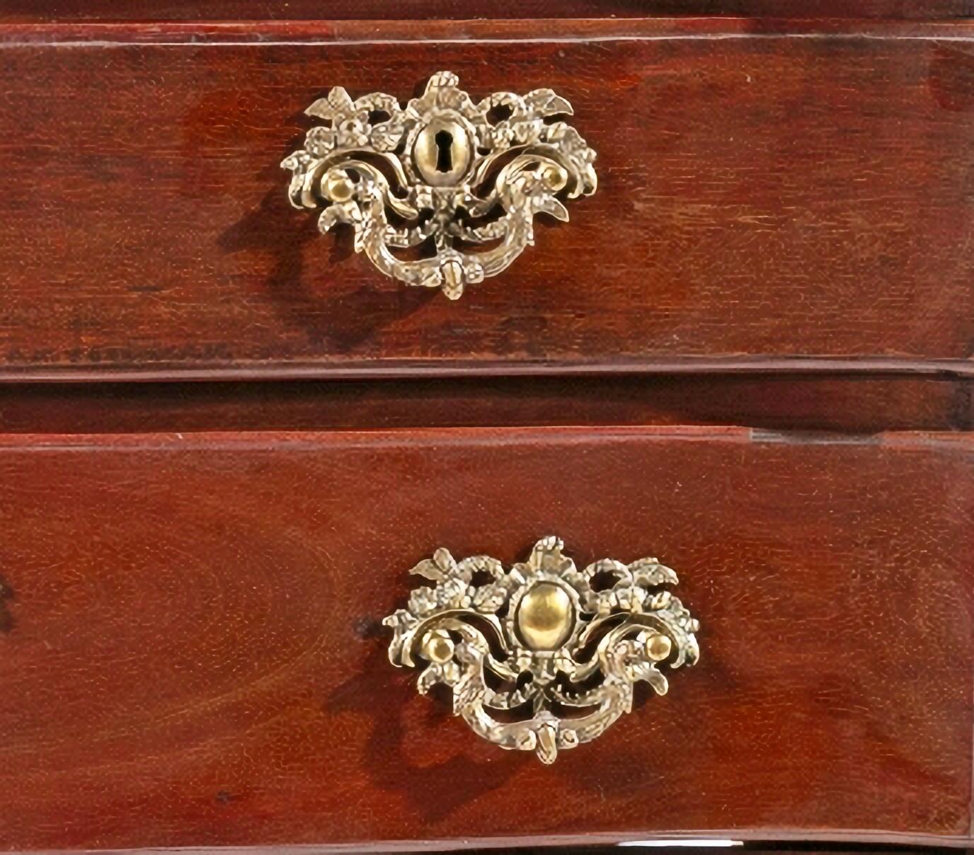 COMMODE PORTUGAISE 18ème siècle

Portugais du XVIIIe siècle
en bois d'acajou sculpté.
Boîte avec deux tiroirs et un grand tiroir.
Coupez des jupes décorées de coquillages.
Pieds incurvés avec décoration aux genoux, se terminant par une griffe et une