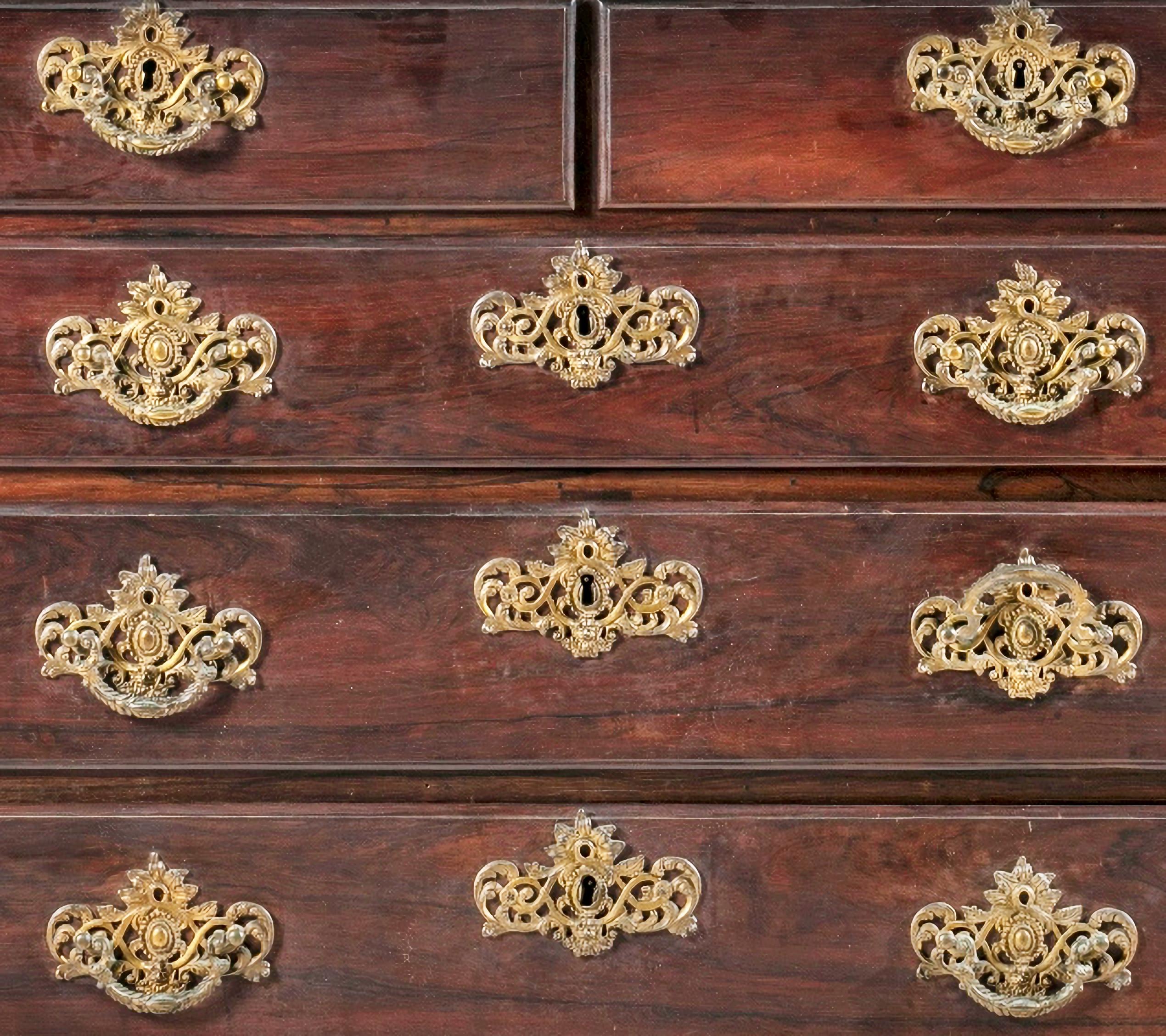COMMODE portugaise du 18e siècle

Le portugais,
en bois de rose, avec 3 grands tiroirs et deux tiroirs.
Dessus découpé, décoré d'une encoche.
Jupes courtes décorées d'éléments floraux.
Finissant en pieds de tuyaux.
Petits défauts.
Dim. : 104 x 126 x
