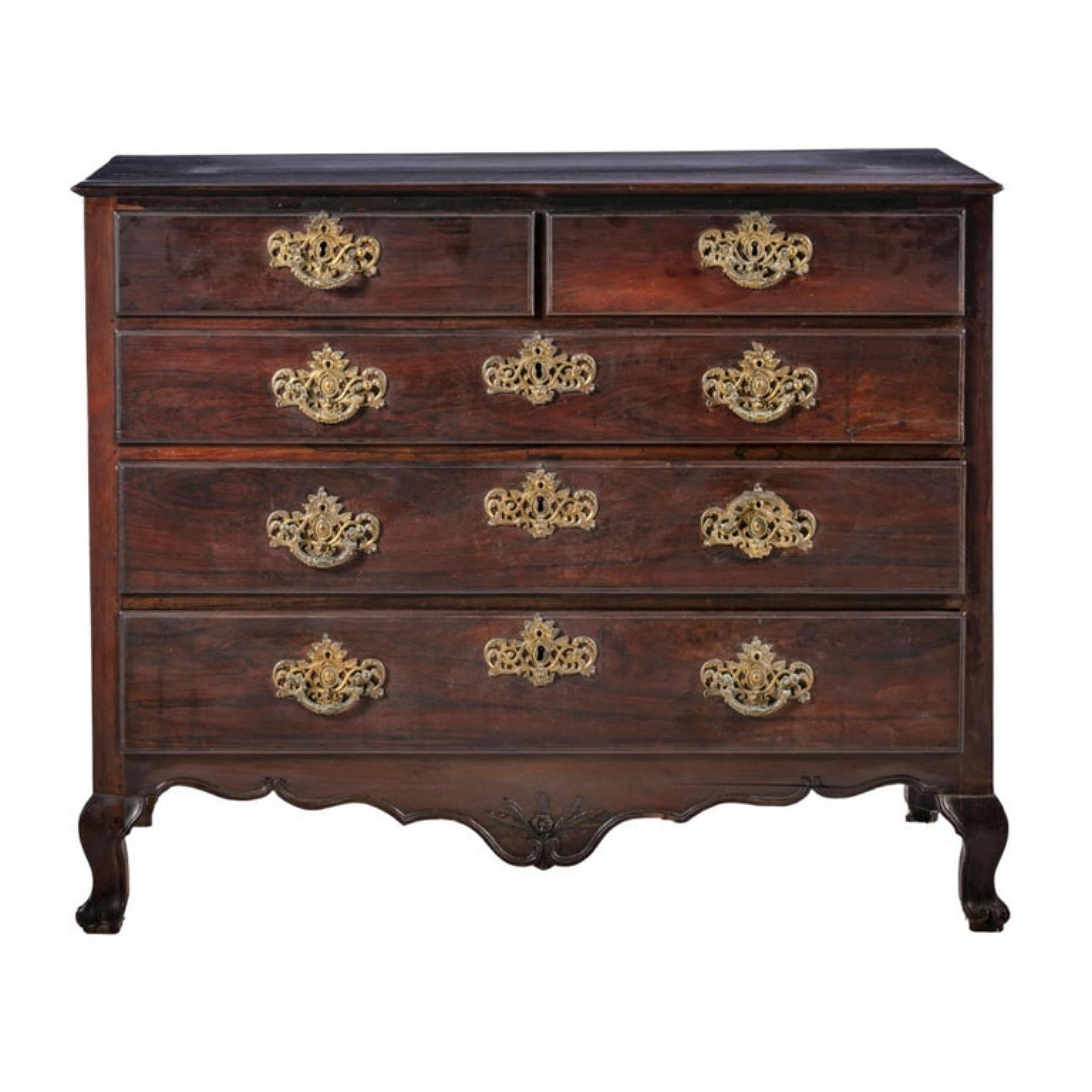 COMMODE portoghese del XVIII secolo

Portoghese,
in legno di palissandro, con 3 cassetti grandi e due cassetti.
Parte superiore ritagliata, decorata con un incavo.
Gonne a ruota decorate con elementi floreali.
Termina con i piedi del tubo.
Piccoli