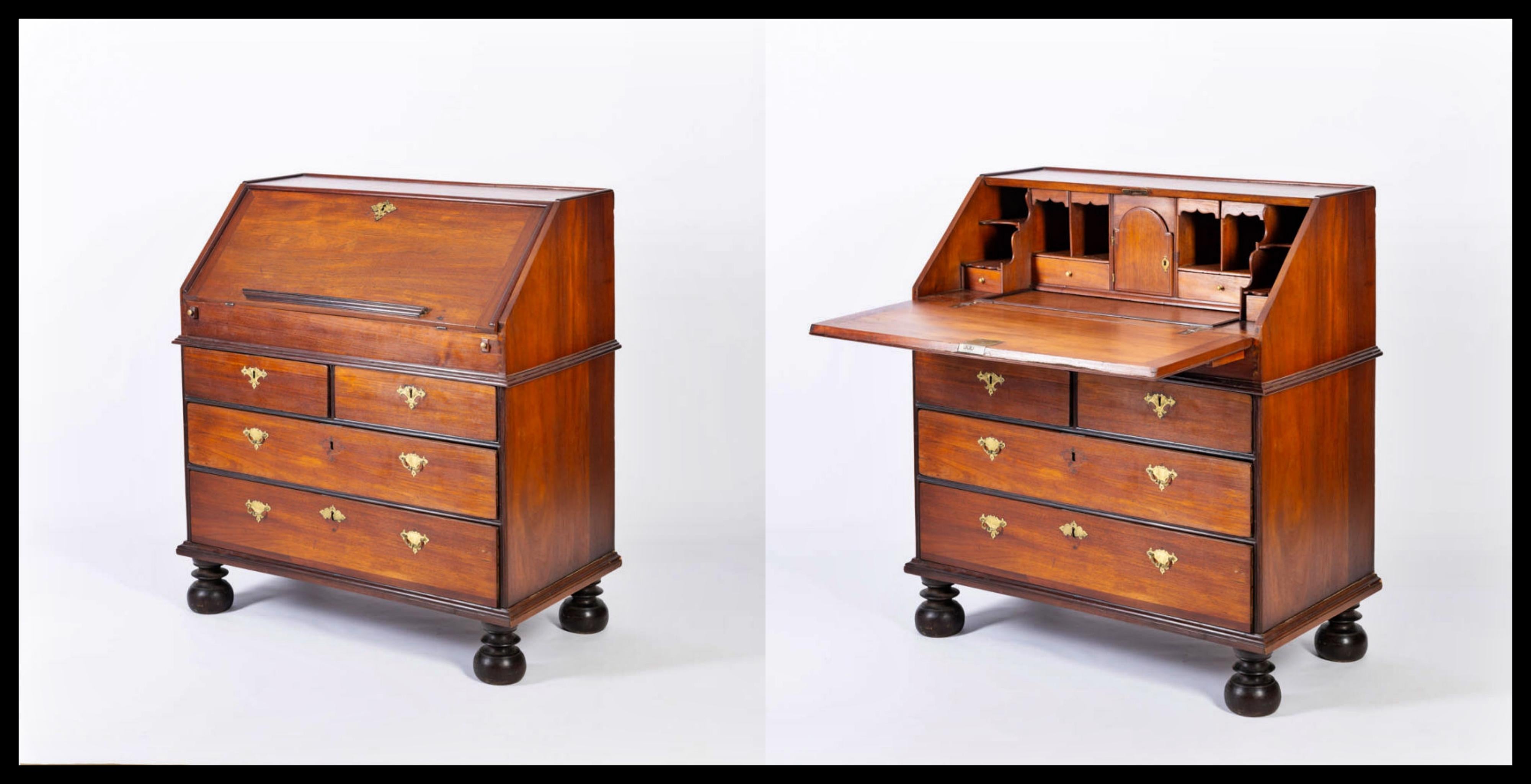 PORTUGUESE COMMODE / SECRETARIAT from the 19th Century


In oak and other wood, with two drawers and two drawers, inside drawers, bins and central door, with secret, engraved brass hardware.
Small faults and defects.
Dim.: 104x91.5x50.5 cm.

