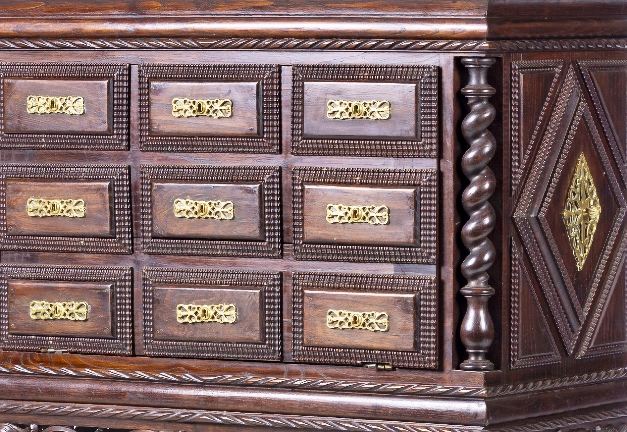 Portuguese counter cabinet

From the 19th century,
in mahogany wood and veneer.
Architecturally shaped box with protruding top, padded drawer fronts and sides, shimmering friezes, carved and pierced skirting board, turned legs and beams, bronze