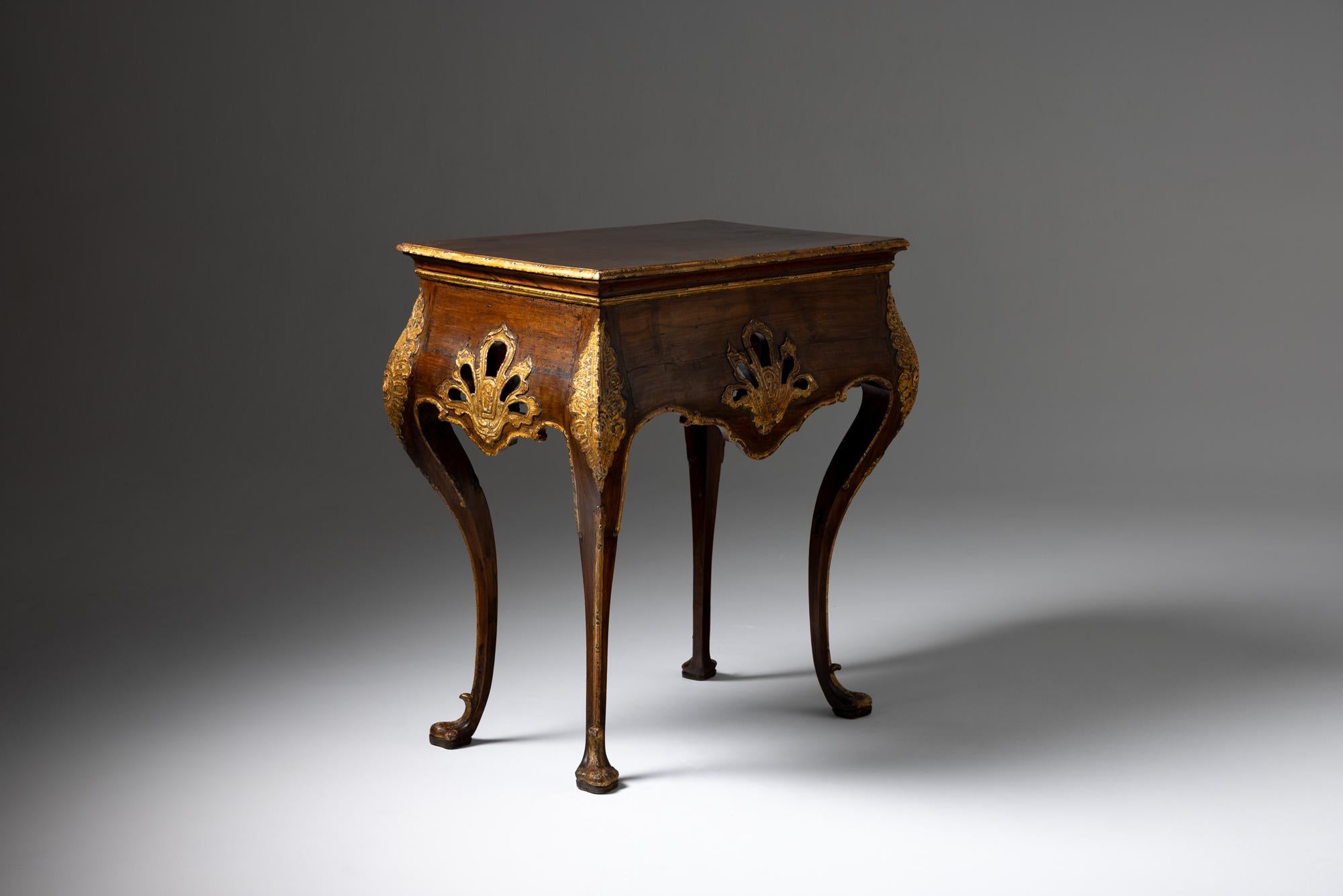 Hand-Carved Portuguese Credenza of King João V in walnut wood from the 18th century For Sale