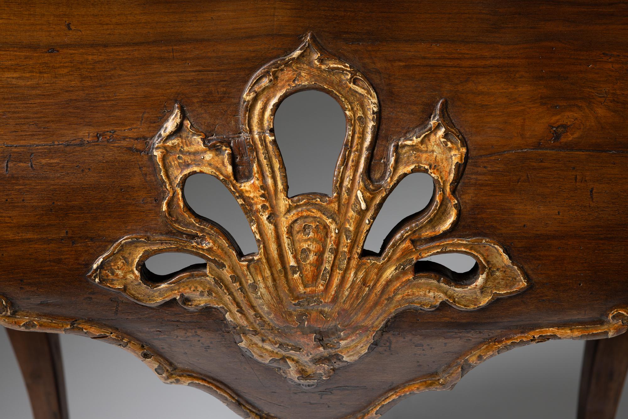 Portuguese Credenza of King João V in walnut wood from the 18th century For Sale 1