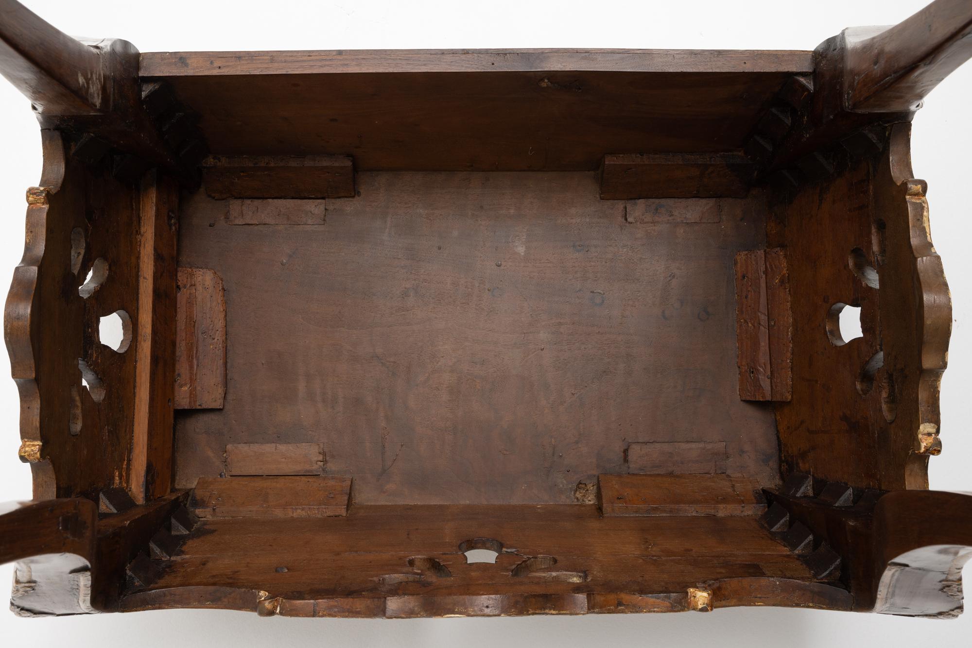 Portuguese Credenza of King João V in walnut wood from the 18th century For Sale 2