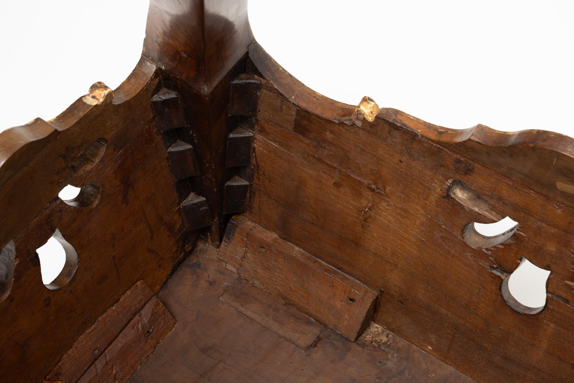 Portuguese Credenza of King João V in walnut wood from the 18th century For Sale 3