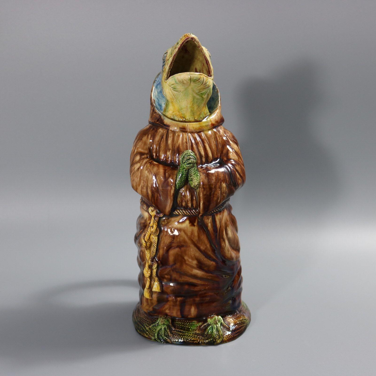 Jose A Cunha Portugiesischer Palissy Majolika Krug/Kanne mit einer Eidechse in Mönchsgestalt, betenden Händen und Gesang. Der Schwanz bildet den Griff. Färbung: Braun, grün, gelb, sind vorherrschend. Das Stück trägt die Herstellermarken der Töpferei
