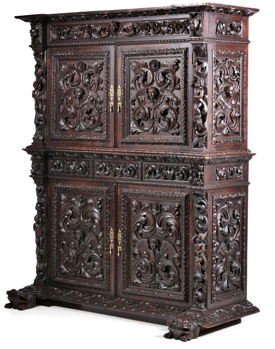 Cupboard
Portuguese, end of the 19th century,
in carved chestnut wood, decorated with plant elements and angels. Upper body with two doors, lower body with three drawers and two doors, interior with shelves. Feet in the shape of a lion's
