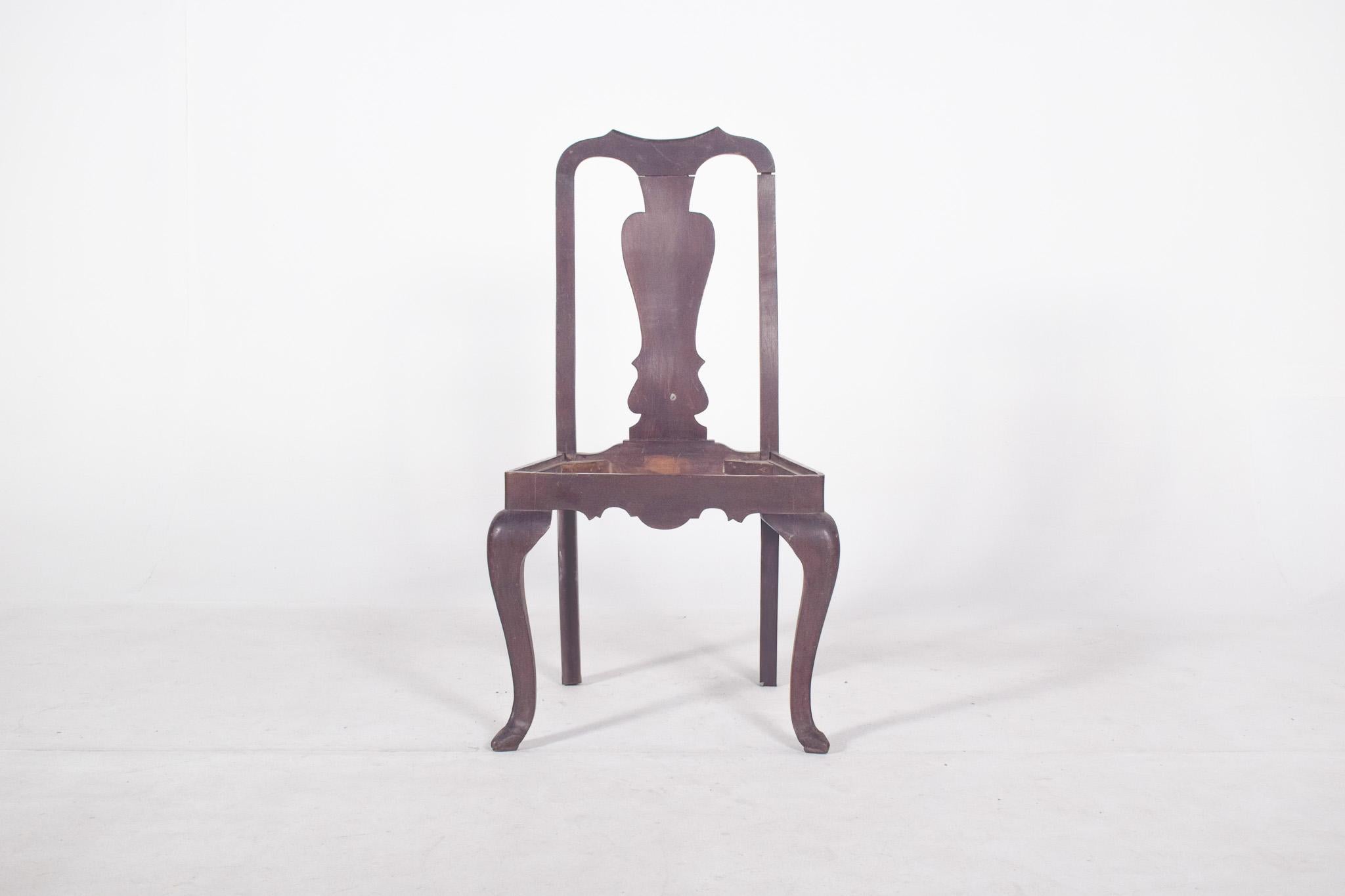 D. Chaise de salle à manger de style José. Doté d'un dossier ajouré en forme de violon et d'un solide cadre en bois foncé, il présente des pieds avant en cabriolet aux extrémités pointues et l'avant de la sangle est décoré d'une douce sculpture en