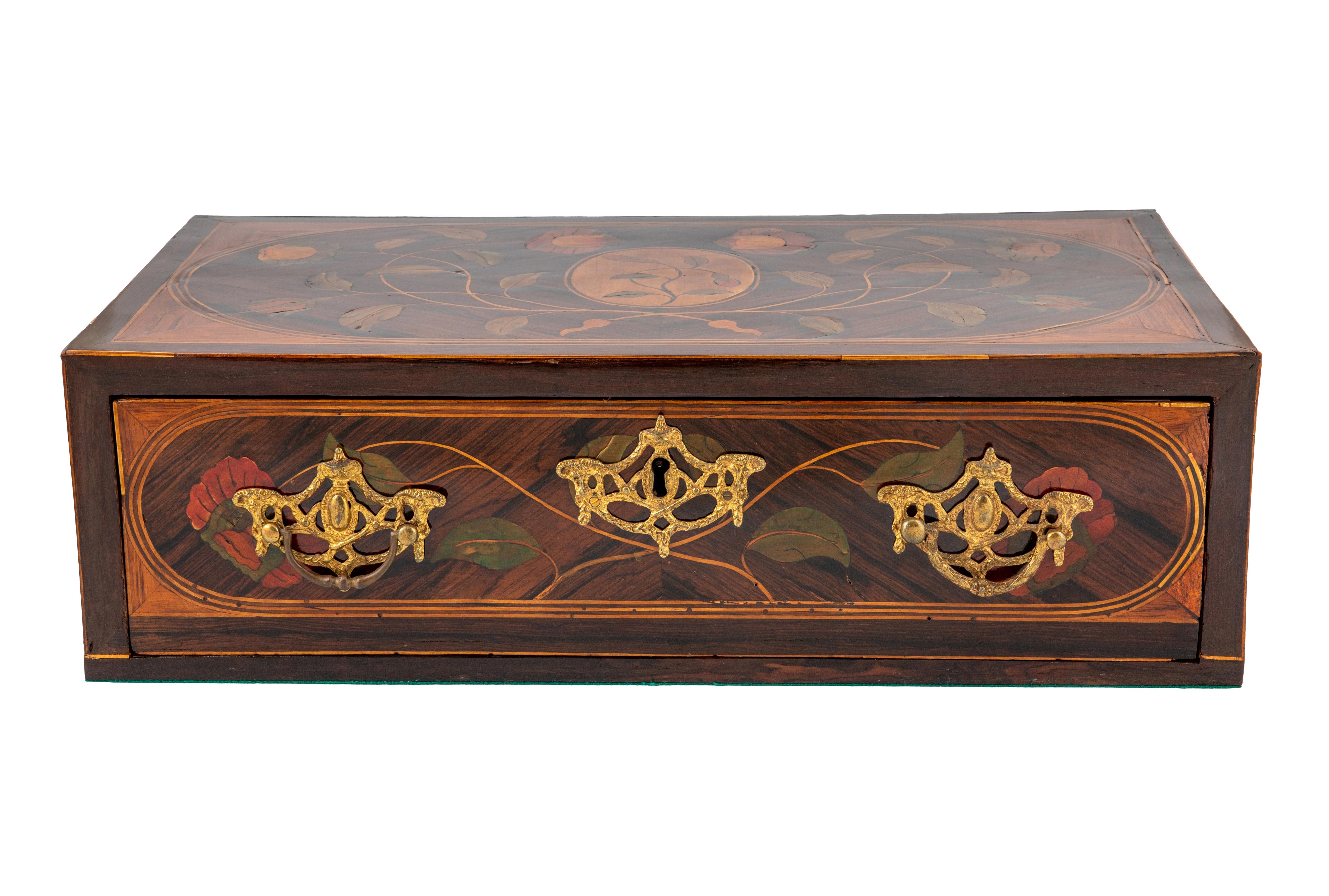 Cassetto da scrivania portoghese in palissandro intarsiato del periodo D. Maria I, fine del XVIII secolo

Origine: Portogallo
Data: Circa 1780
Stile: D. A. I (Neoclassico portoghese / Tardo Barocco di transizione)
Materiali: Pau-santo (palissandro),