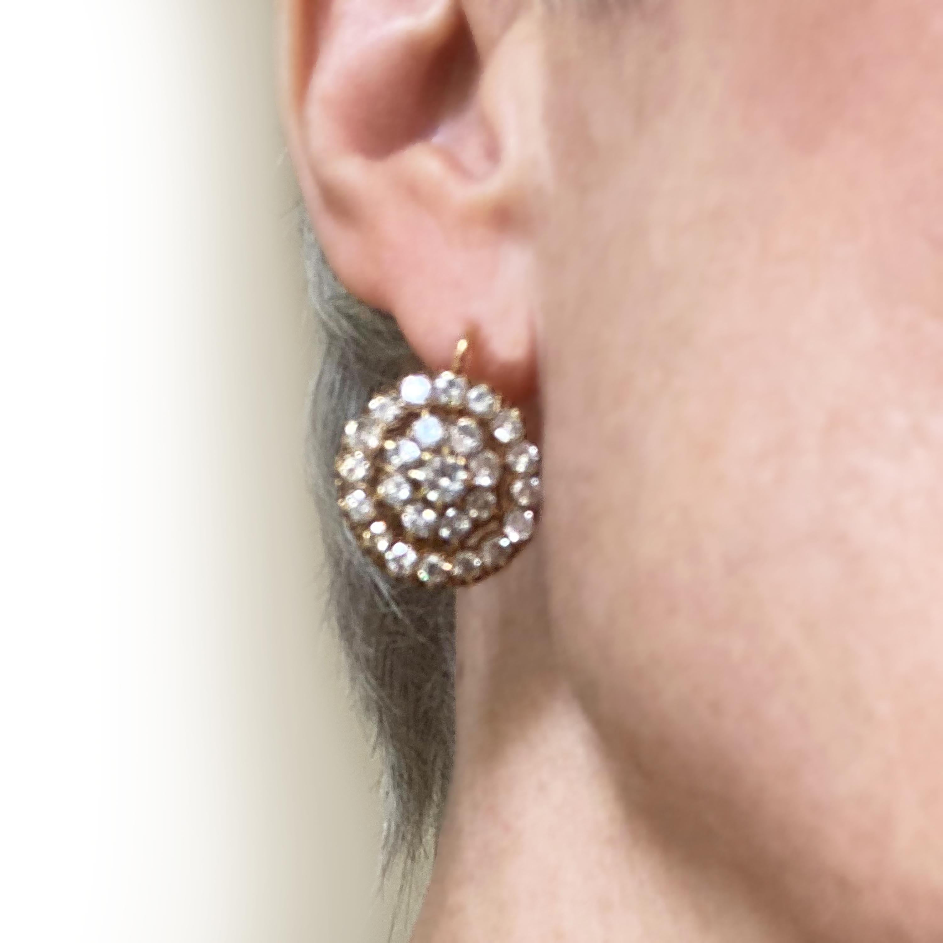 Paire de boucles d'oreilles portugaises en grappe de diamants, composées de trois grappes de diamants étagées, serties de diamants de taille ancienne et de diamants ronds de taille brillant, montées en or, avec des poinçons portugais postérieurs en