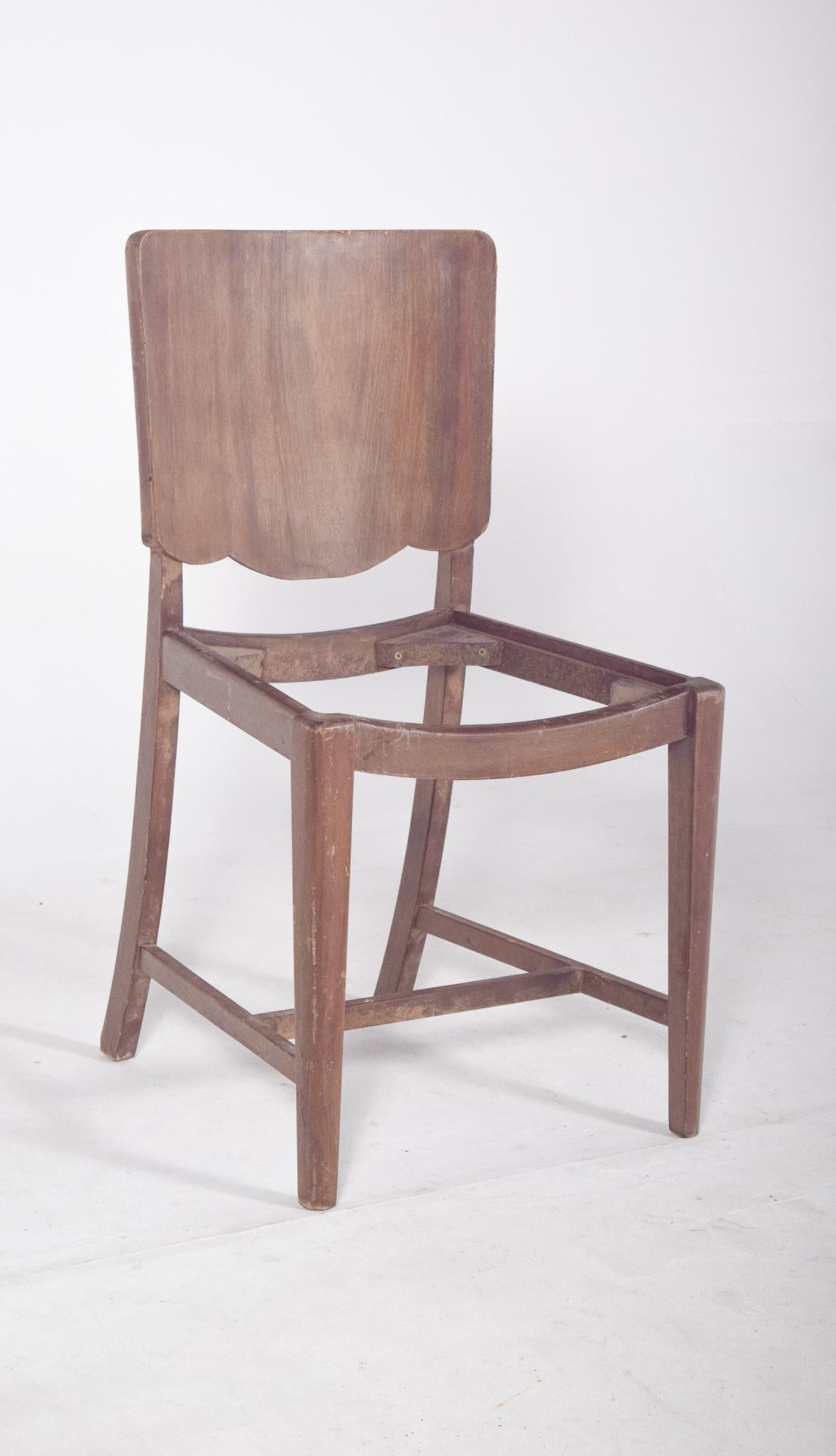 Chaise sans assise. La structure est complète et solide, composée de quatre pieds droits reliés entre eux par des barres transversales, ce qui assure la stabilité. Le dossier présente un design simple avec une découpe en bas, réalisé à partir d'une