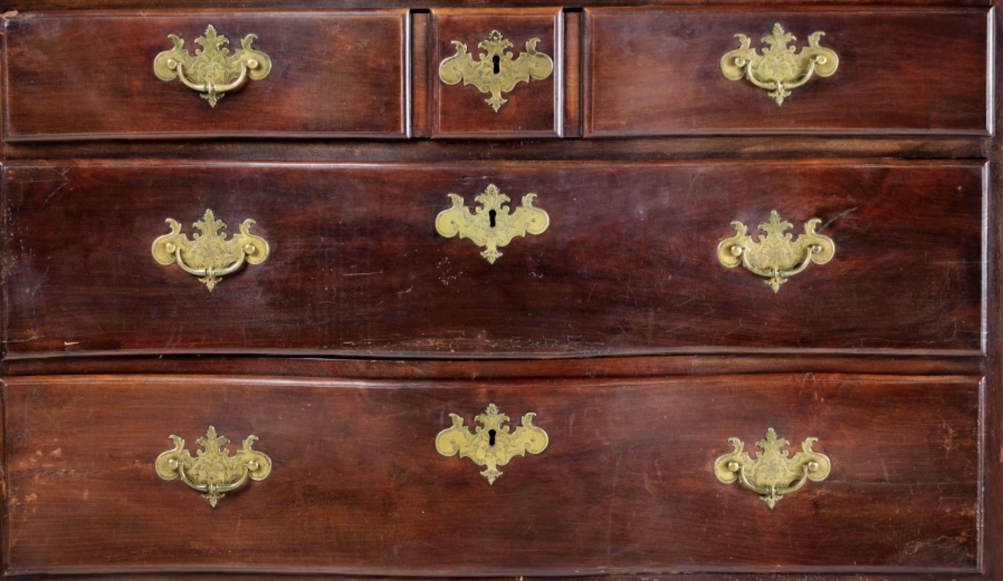 Romantic Portuguese Dresser 18th Century in Walnut Wood For Sale