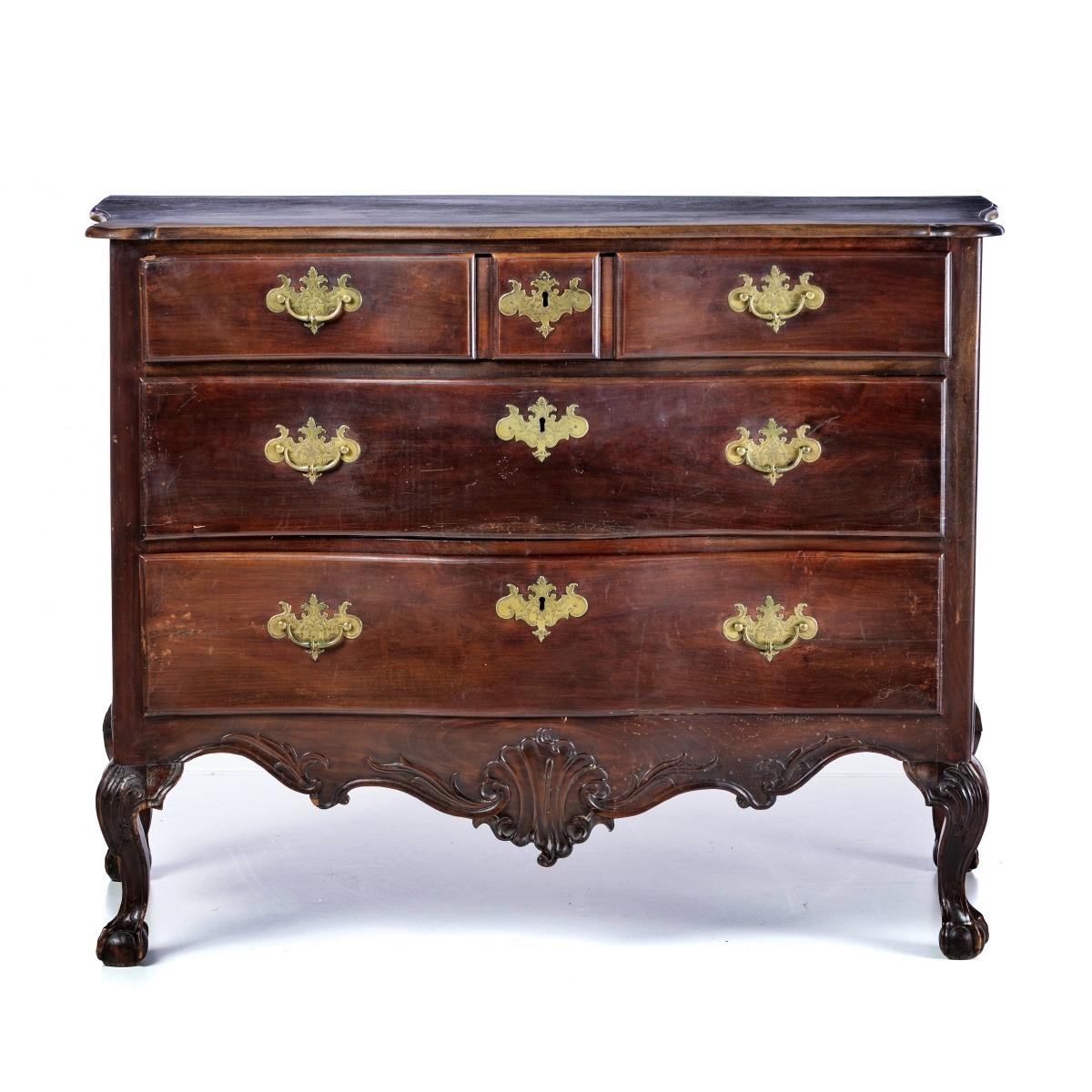 Hand-Crafted Portuguese Dresser 18th Century in Walnut Wood For Sale