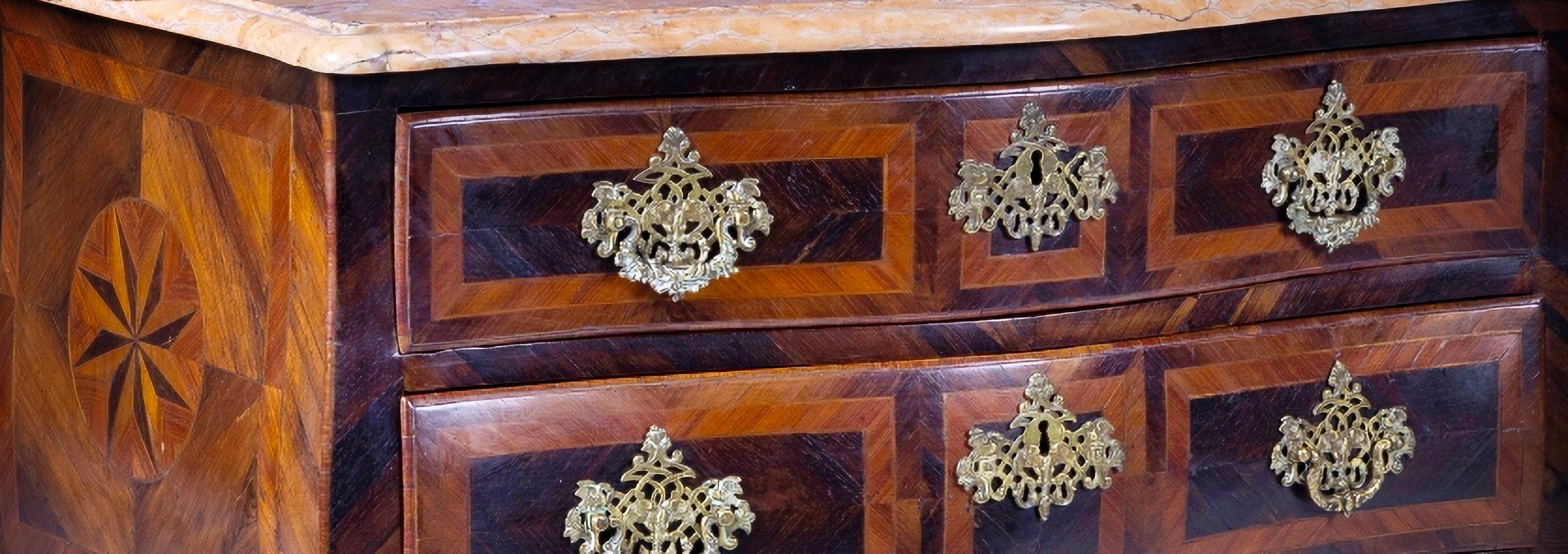 Cassettiera portoghese
XVIII secolo,
impiallacciato in palissandro brasiliano e decorato con 