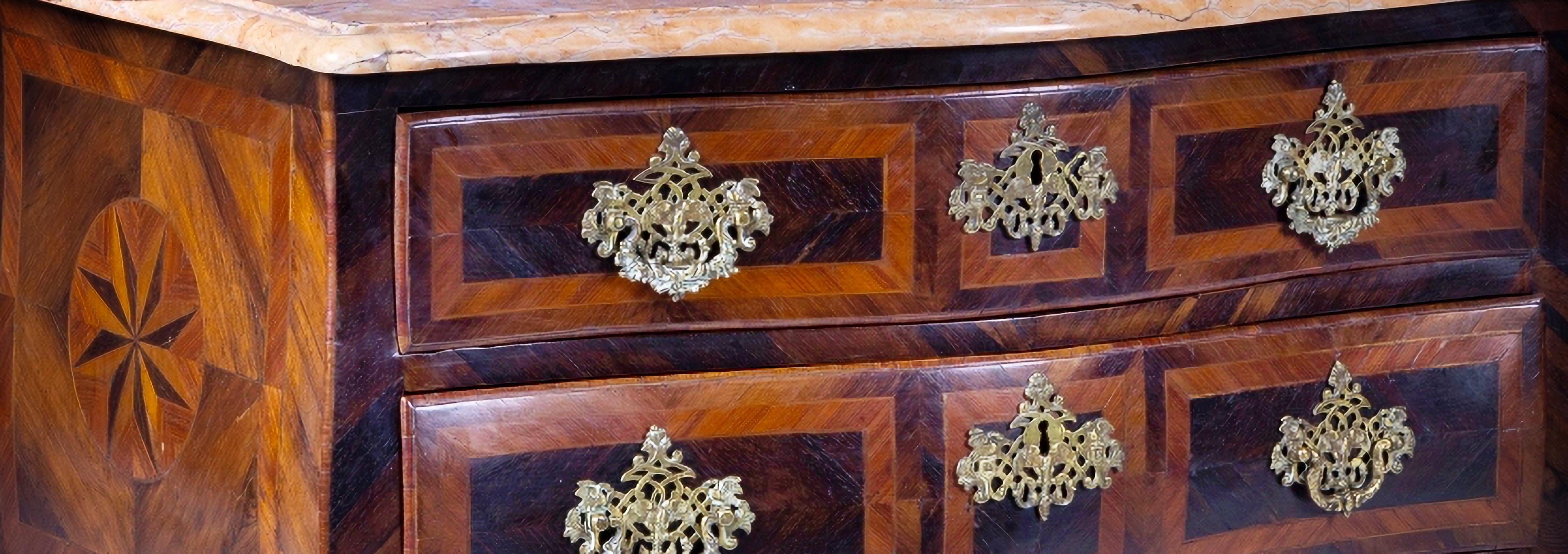 Portuguese dresser
18th century,
veneered in Brazilian rosewood and decorated with 