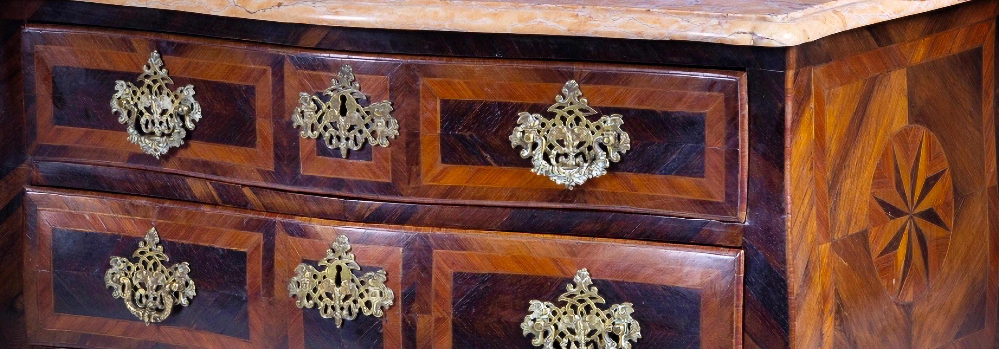 Baroque Portuguese Dresser 18th Century, Veneered in Brazilian Rosewood